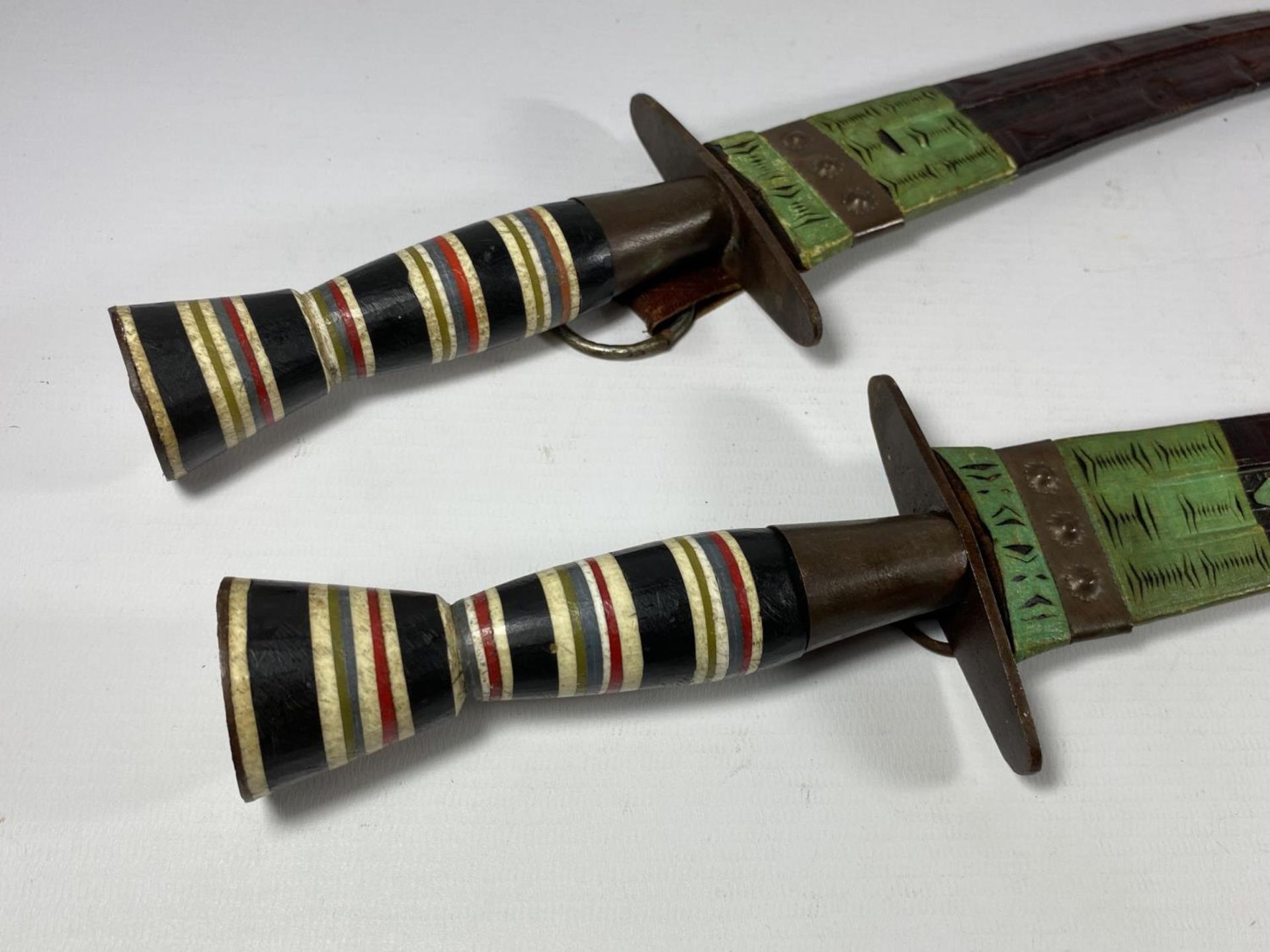 A PAIR OF EGYPTIAN / MIDDLE EASTERN CEREMONIAL DAGGERS - Image 2 of 4