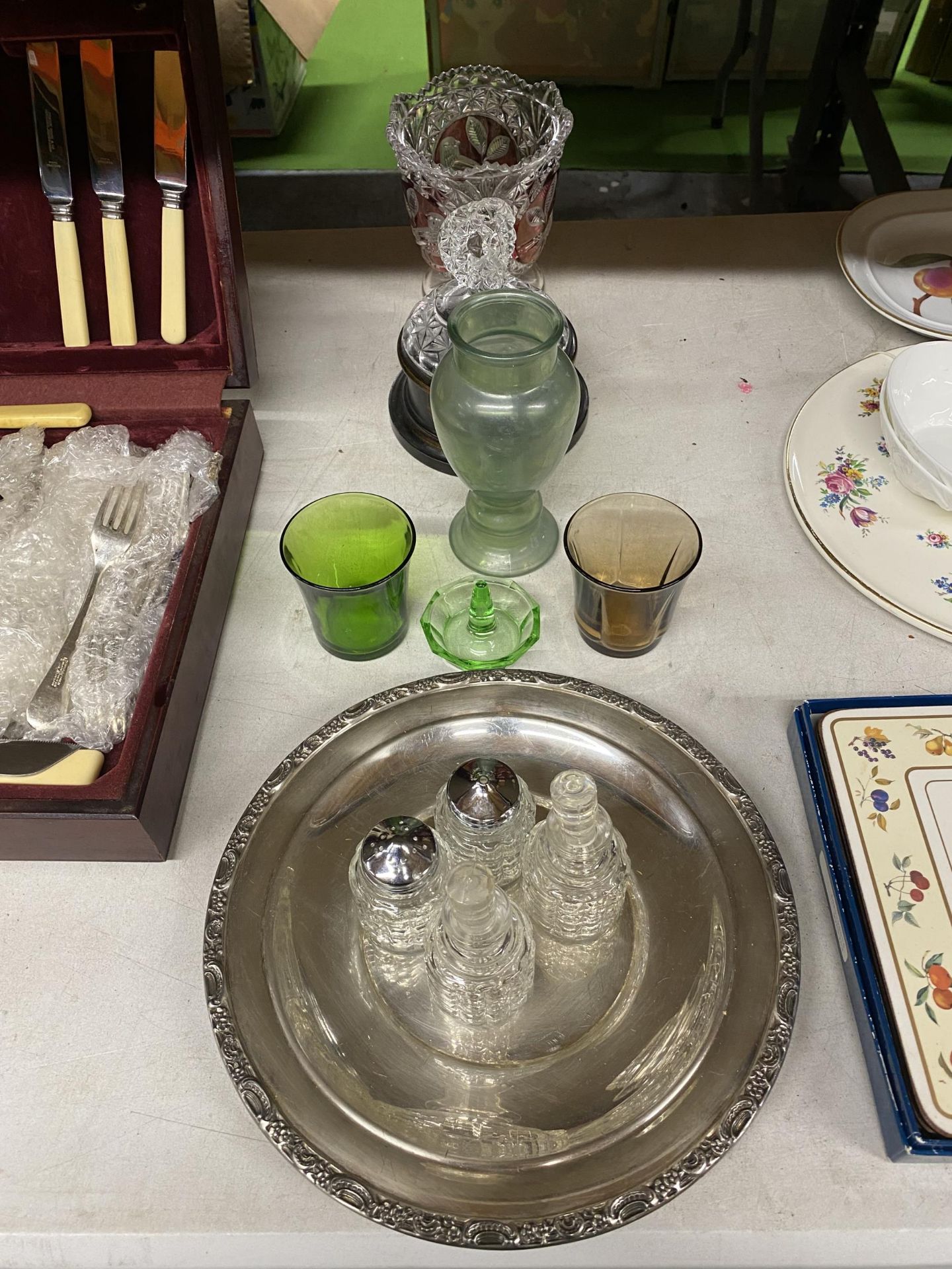 A MIXED LOT TO INCLUDE A SILVER PLATED TRAY, GLASS CRUET SET PLUS A QUANTITY OF STUDIO GLASS