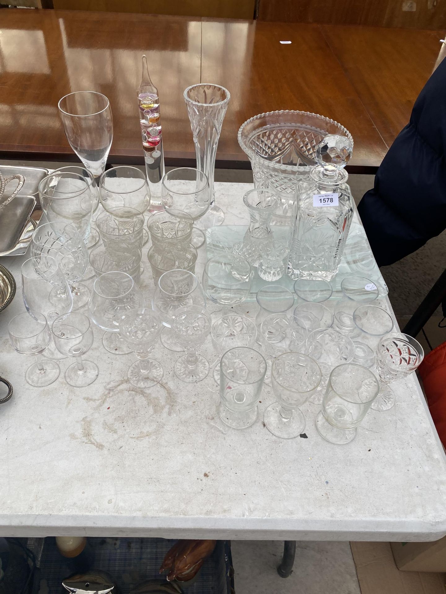 AN ASSORTMENT OF GLASS WARE TO INCLUDE A DECANTER, VASES AND SHERRY GLASSES ETC