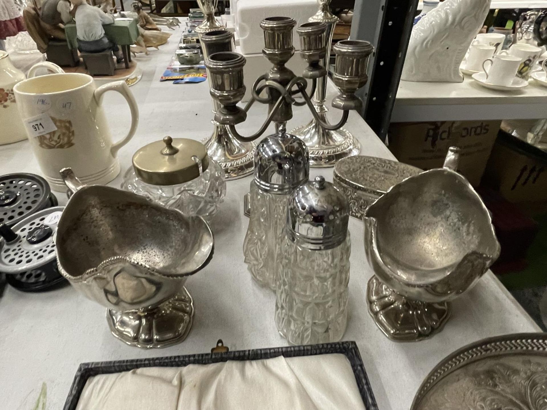 ALARGE QUANTITY OFSILVER PLATED ITEMS TO INCLUDE CANDLESTICKS, A VINTAGE BOXED SET OF KNIVES, - Bild 3 aus 4