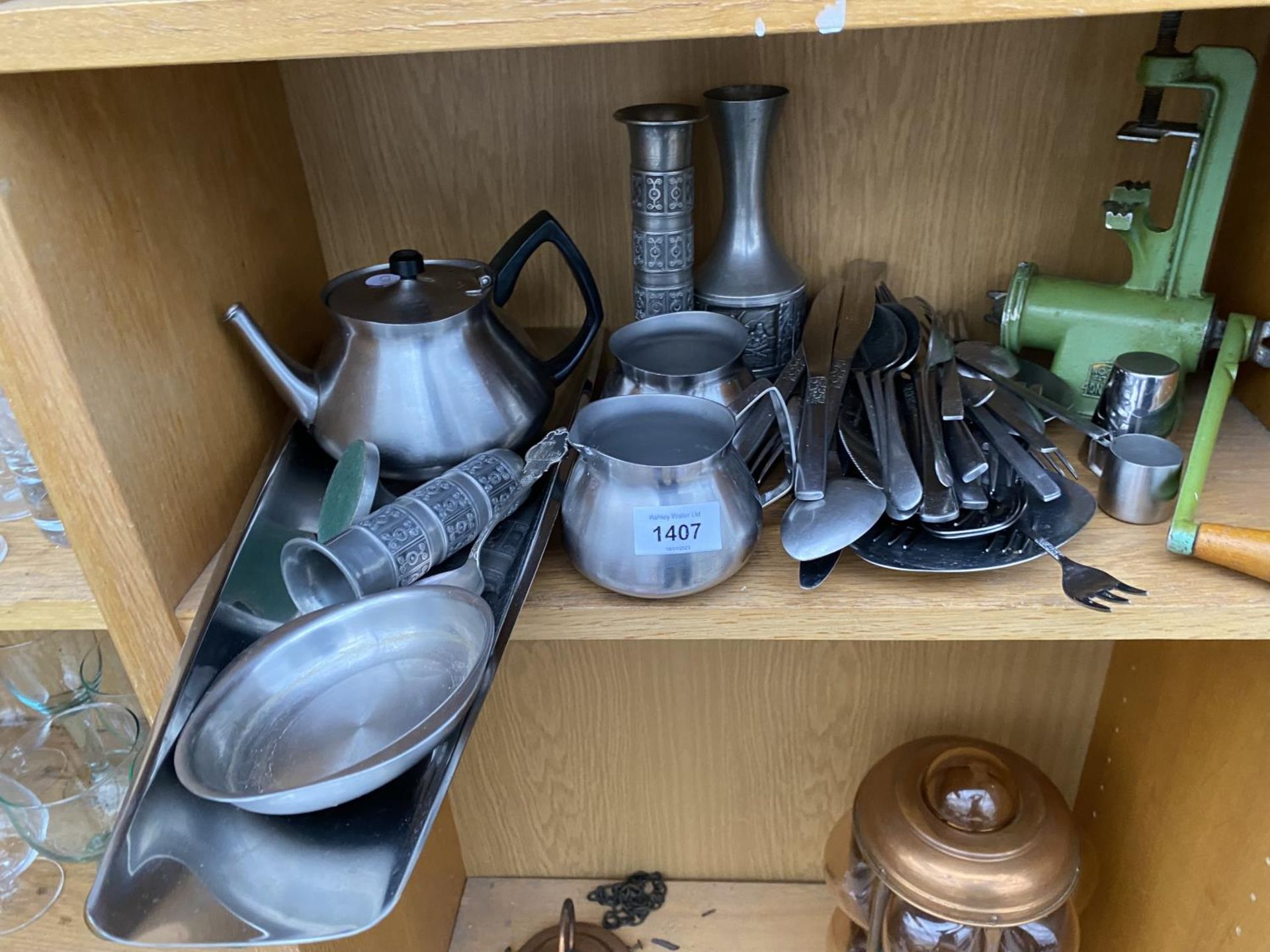 AN ASSORTMENT OF METAL WARE ITEMS TO INCLUDE A PEWTER VASE, CUTLERY AND A MINCER ETC