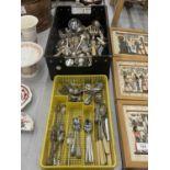 A LARGE QUANTITY OF VINTAGE FLATWARE TO INCLUDE KNIVES, FORKS, SPOONS, LADELS, ETC