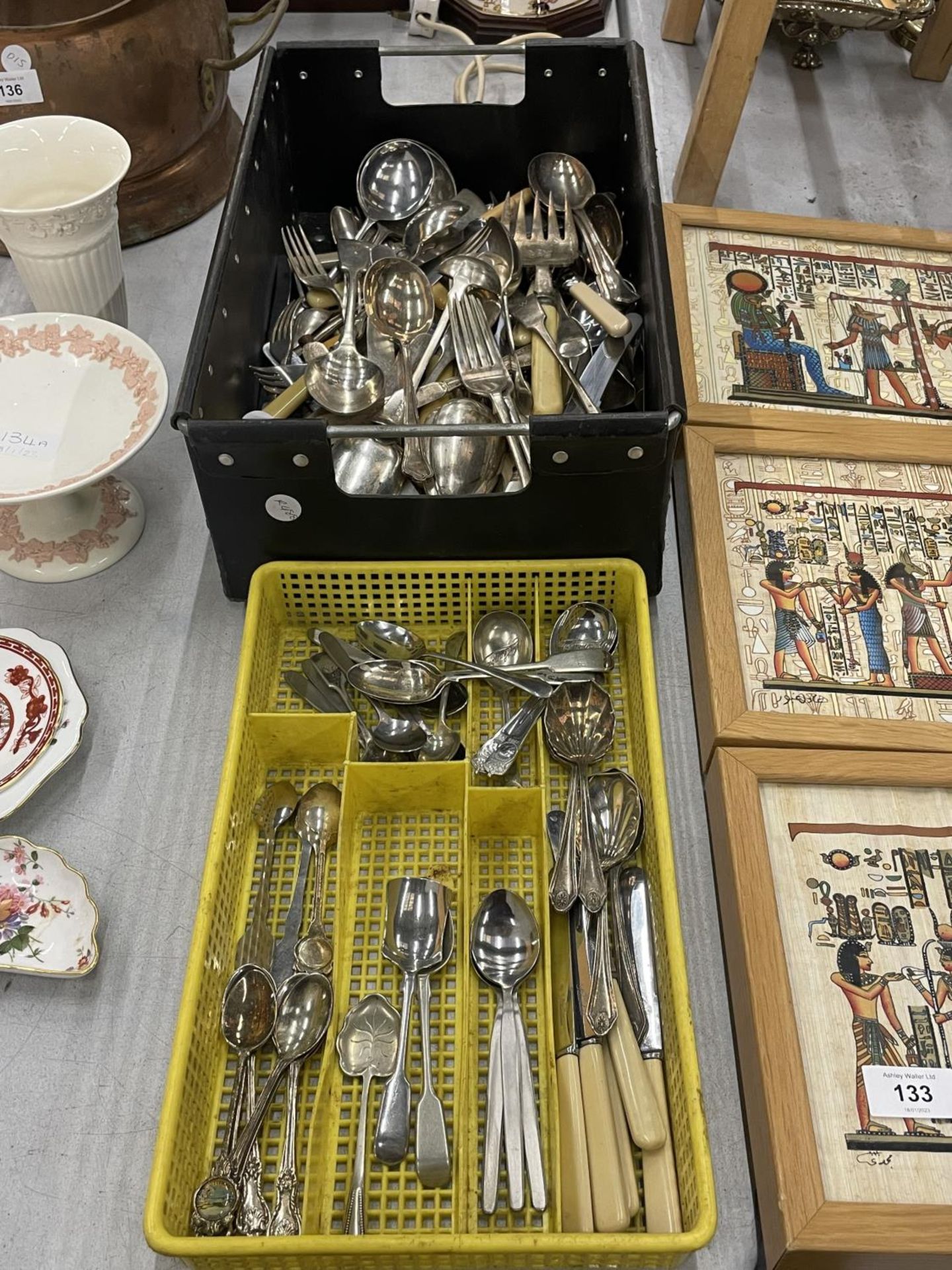 A LARGE QUANTITY OF VINTAGE FLATWARE TO INCLUDE KNIVES, FORKS, SPOONS, LADELS, ETC