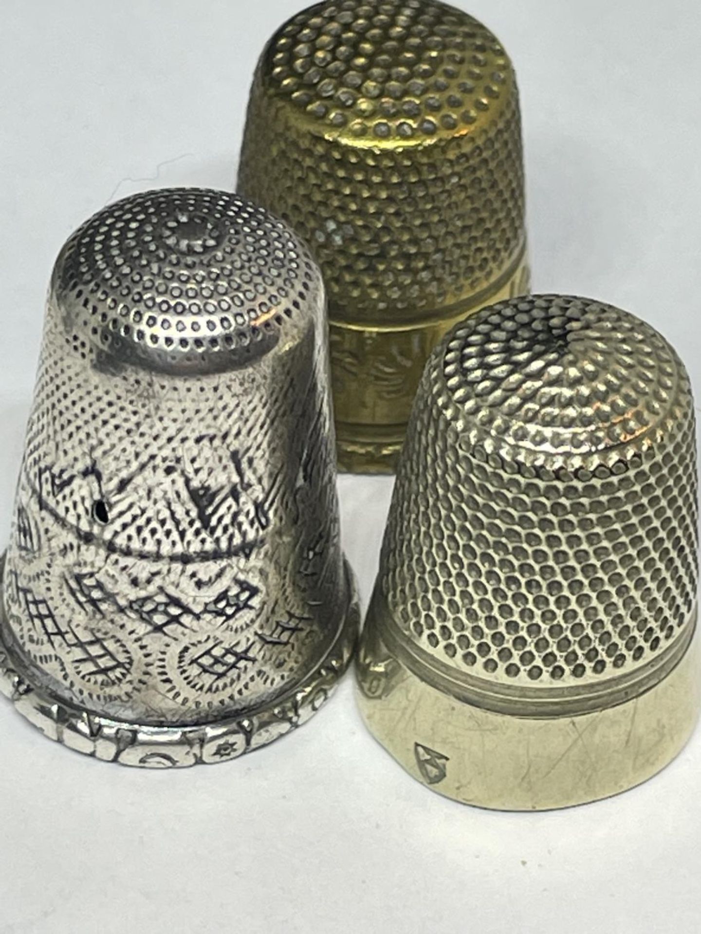 EIGHT VARIOUS THIMBLES TO INCLUDE TWO CHESTER AND TWO BIRMINGHAM HALLMARKED, A LEATHER CASE AND A - Image 4 of 7