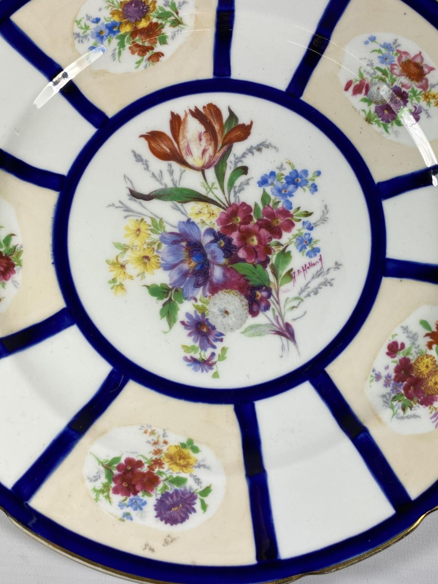 A HAND PAINTED FLORAL CABINET PLATE, SIGNED A.HOLLAND - Image 2 of 3