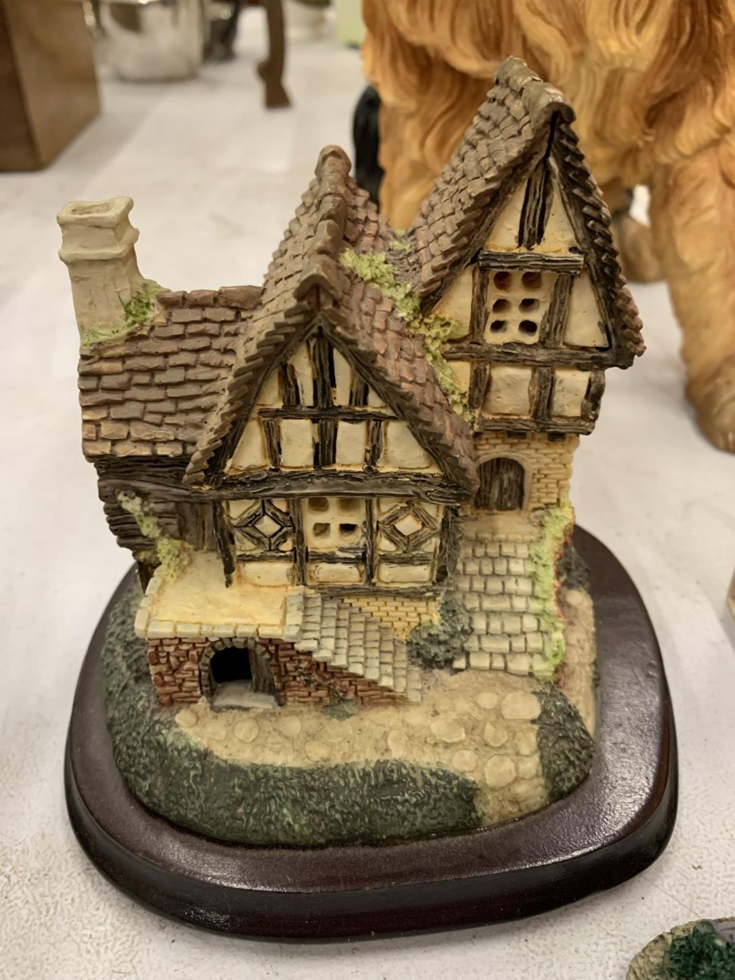 A QUANTITY OF COLLECTABLE COTTAGES TO INCLUDE LILLIPUT LANE AND WADE CORONATION STREET - Image 2 of 4