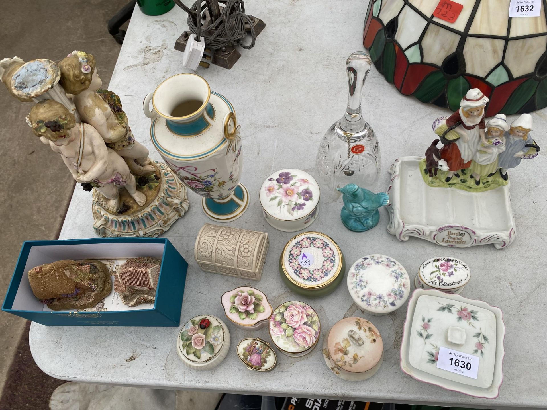 AN ASSORTMENT OF CERAMICS TO INCLUDE A VASE, TRINKET DISHES AND A GLASS BELL ETC