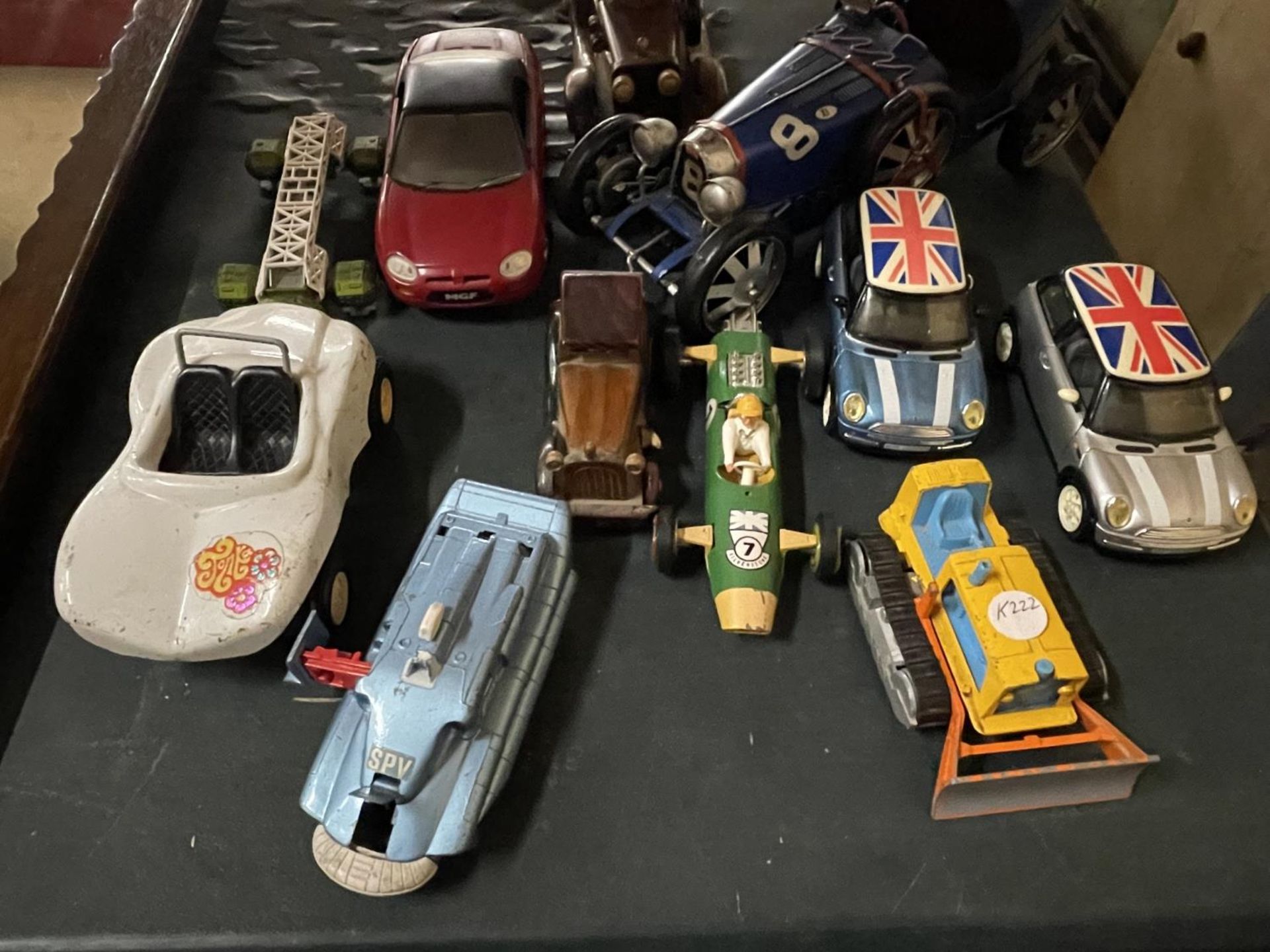 A QUANTITY OF CAR TOYS TO INCLUDE A DINKY TOYS SPECTRUM PURSUIT VEHICLE, A CORGI BULLDOZER, LARGE - Image 2 of 3