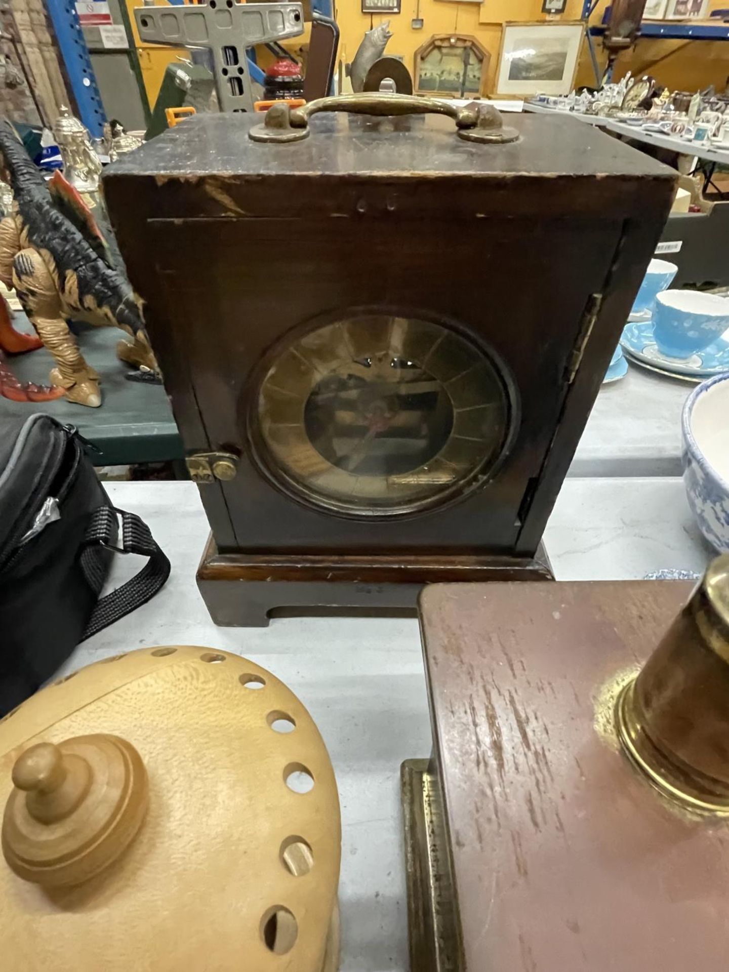 A MIXED LOT TO INCLUDE A VINTAGE OAK CASED MANTLE CLOCK WITH NUMBER 6 IMPRESSED TO FRONT FOR - Image 4 of 4