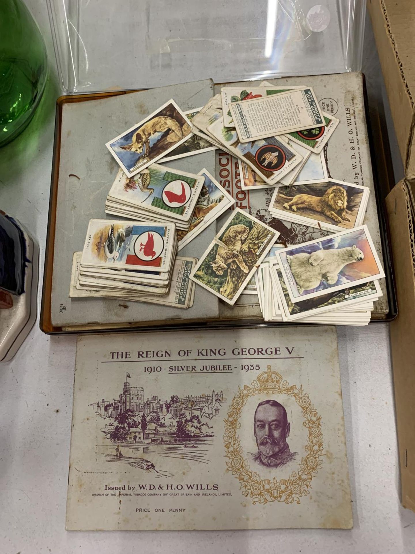 A COLLECTION OF CIGARETTE CARDS SOME IN ALBUMS TO INCLUDE THE REIGN OF KING GEORGE V SILVER