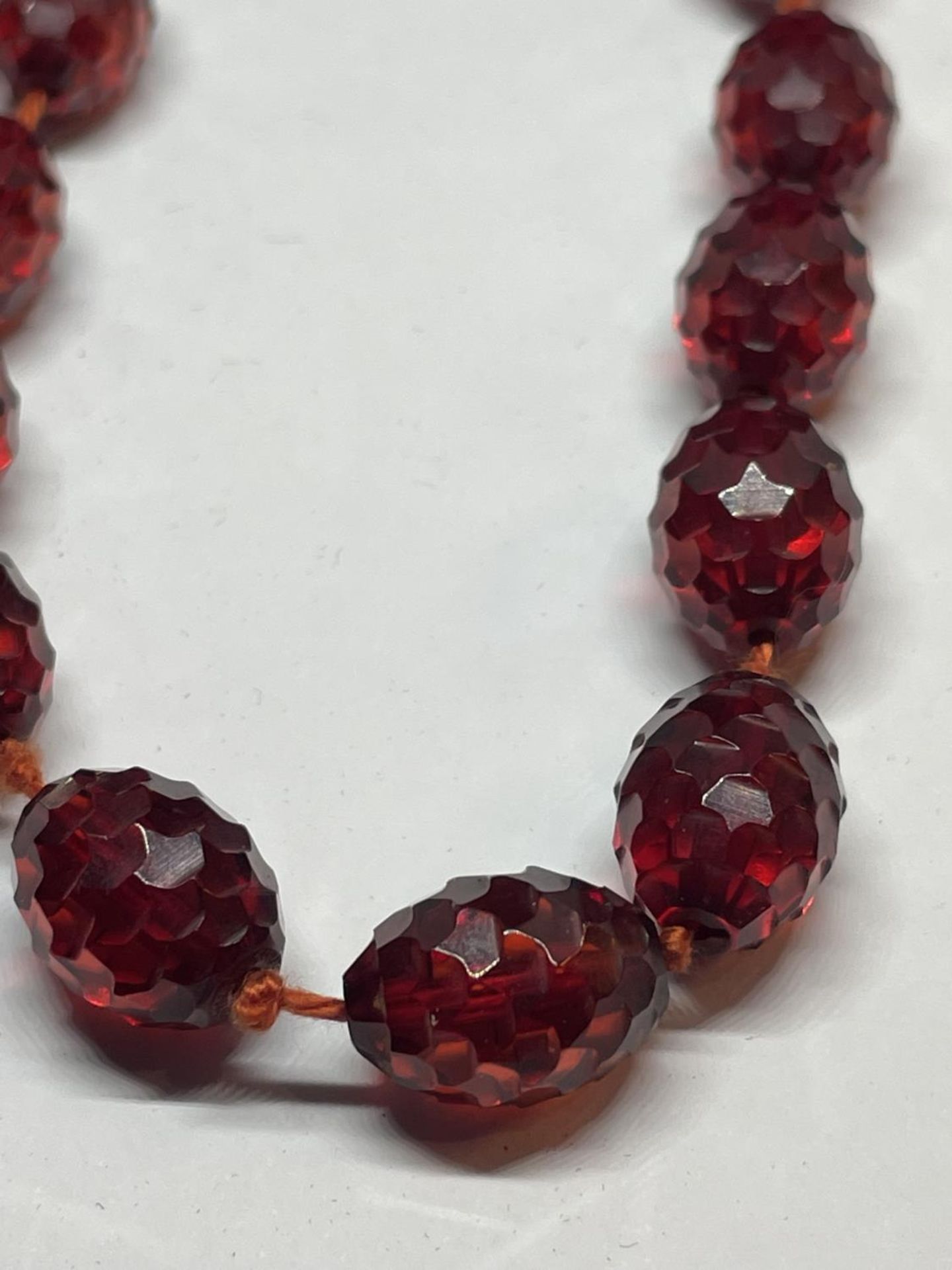 AN AMBER EFFECT BEADED NECKLACE WITH TWENTY THREE BEADS AND TWO FASTNER BEADS - Image 2 of 3