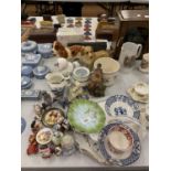 A MIXED LOT OF CERAMICS TO INCLUDE COOPERCRAFT DOGS, CABINET PLATES, TRINKET BOXES, FIGURINES, ETC