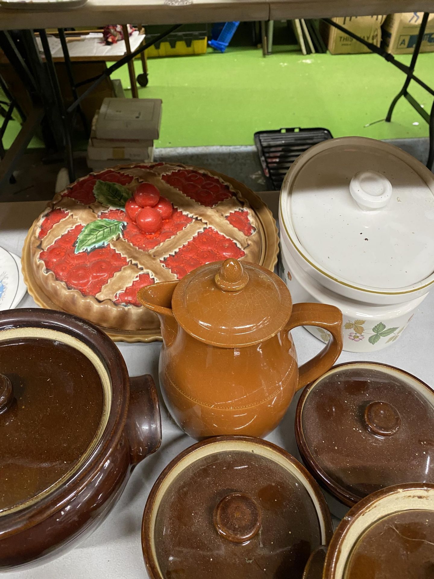 A QUANTITY OF VINTAGE STONEWARE ITEMS TO INCLUDE A TEA AND COFFEE POT, STORAGE CONTAINERS, A PIE - Image 2 of 3
