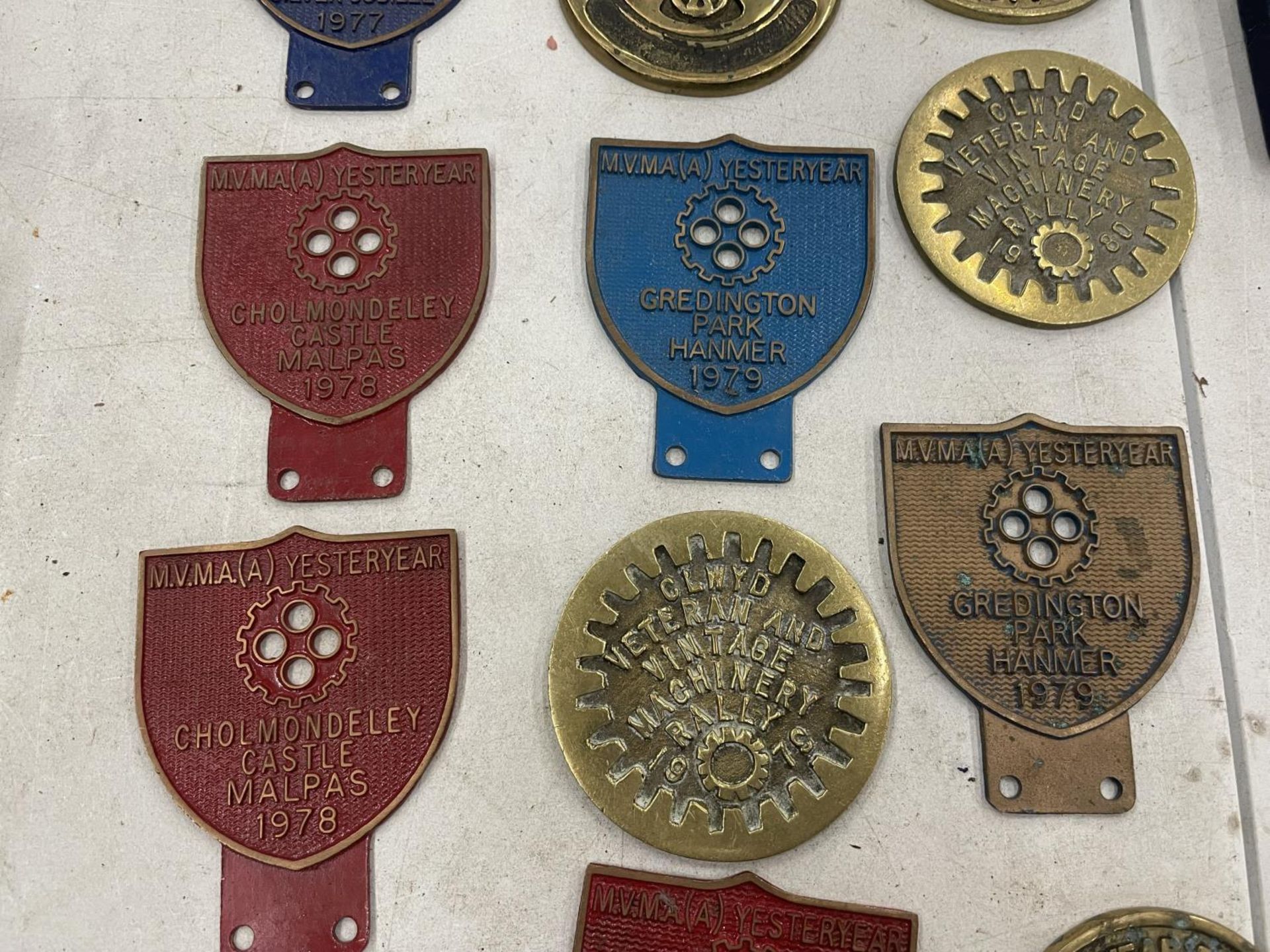 A QUANTITY OF VINTAGE STEAM RALLY METAL BADGES TO INCLUDE BRASS - Image 3 of 4