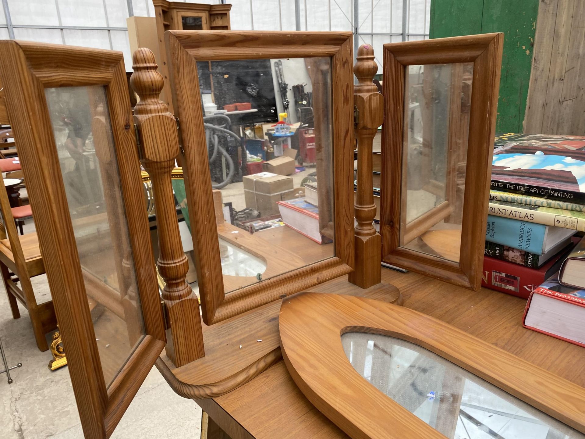 A PINE SWING FRAME DRESSING TABLE MIRROR AND A FURTHER PINE FRAMED MIRROR - Bild 3 aus 3