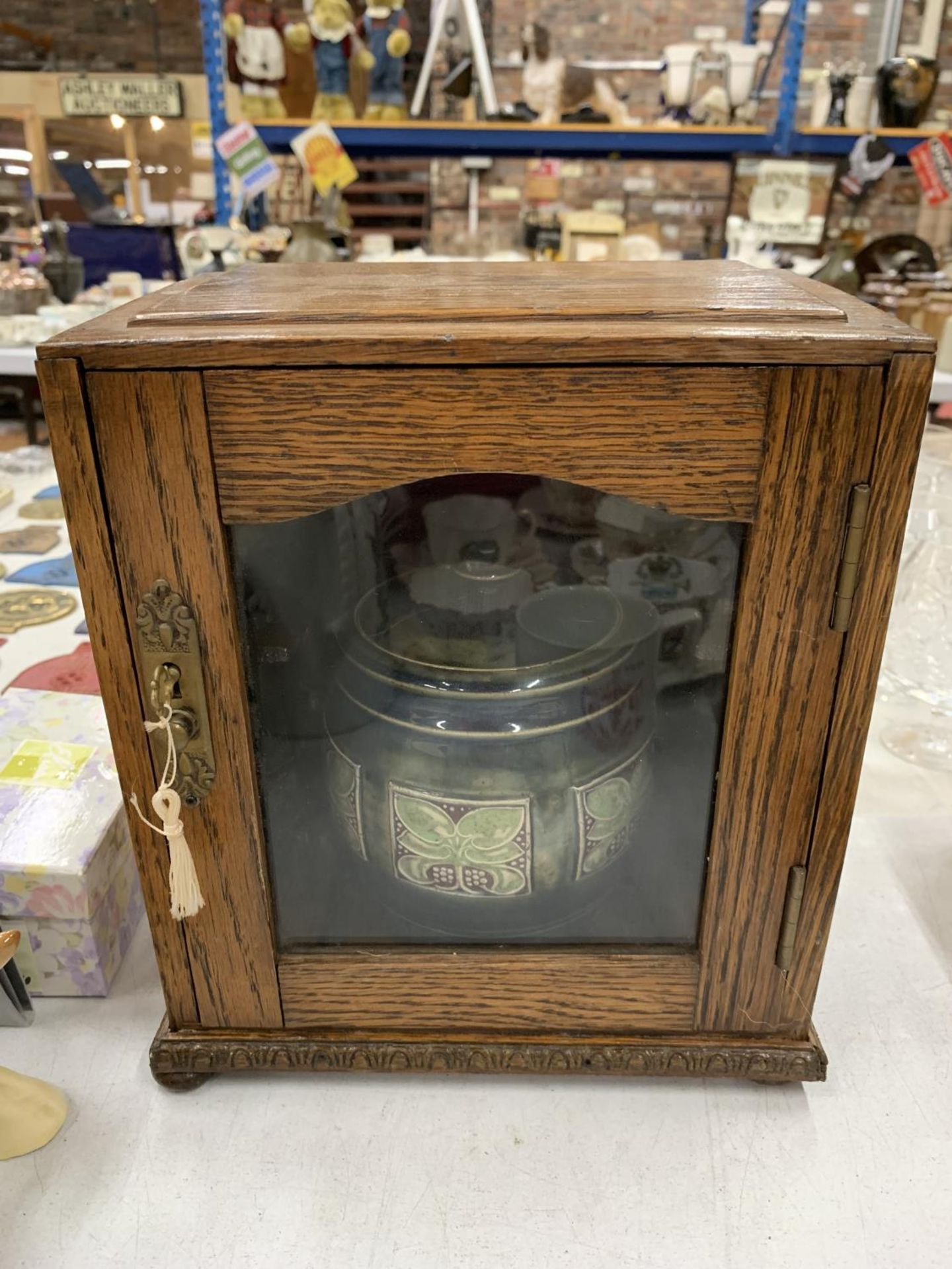 A VINTAGE OAK TOBACCO CABINET WITH GLASS FRONT AND KEY TO INCLUDE A ROYAL DOULTON TOBACCO JAR - A/