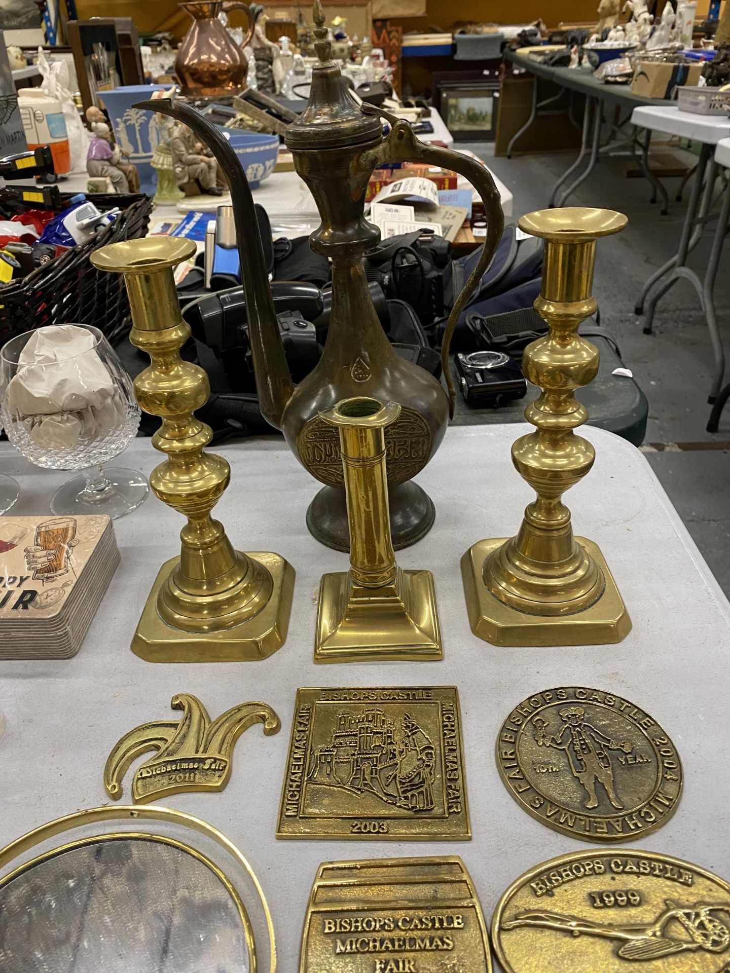 A QUANTITY OF VINTAGE BRASS MICHAELMAS FAIR PLAQUES, CANDLESTICKS AND A MIDDLE EASTERN STYLE - Image 2 of 3