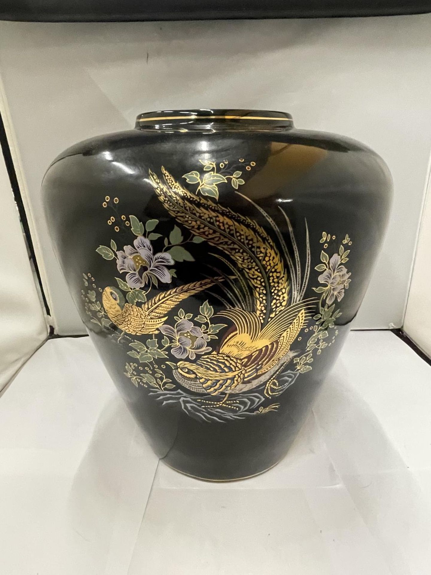 A LARGE ORIENTAL STYLE BLACK VASE WITH BIRD DECORATION