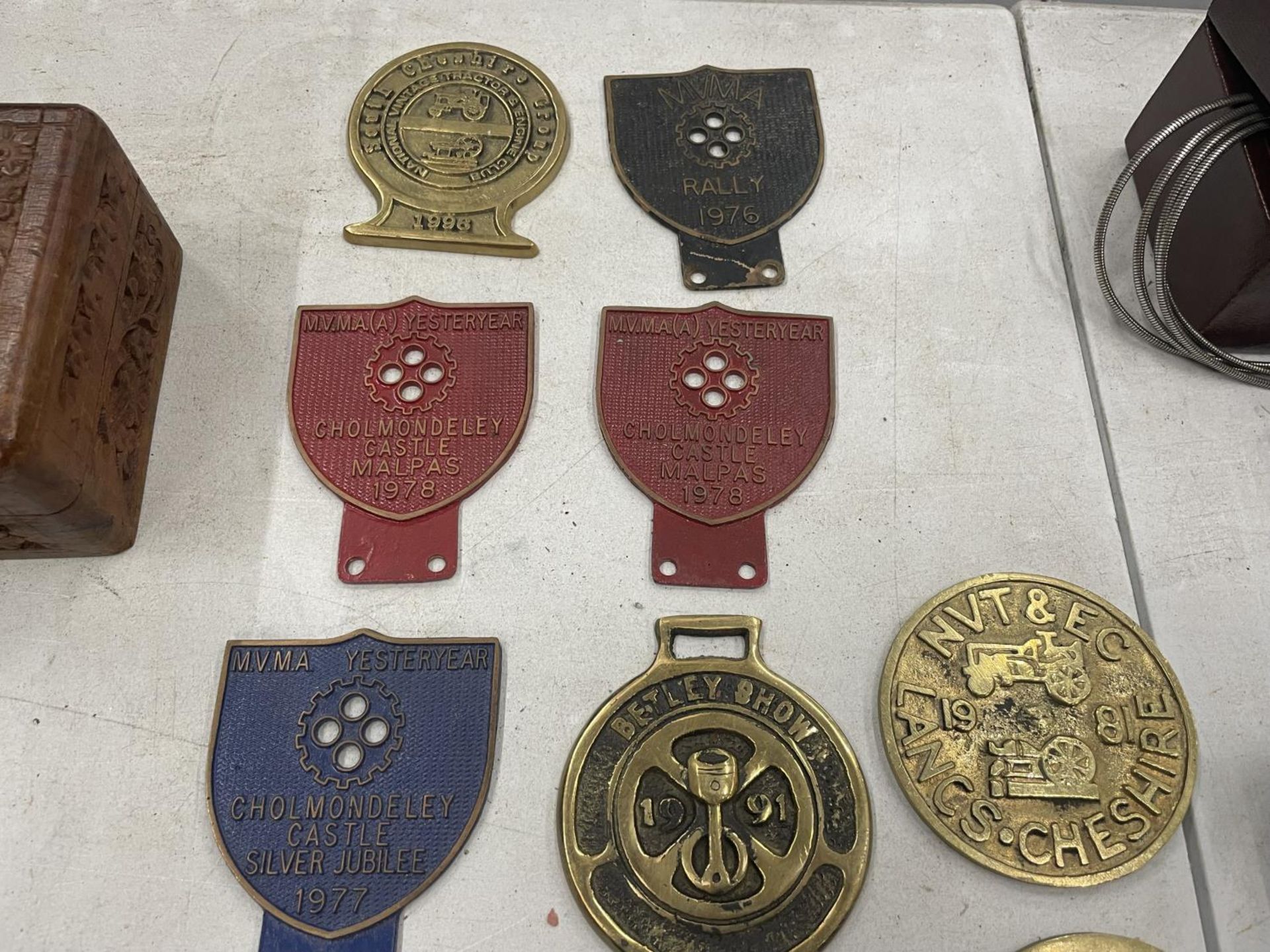 A QUANTITY OF VINTAGE STEAM RALLY METAL BADGES TO INCLUDE BRASS - Image 4 of 4