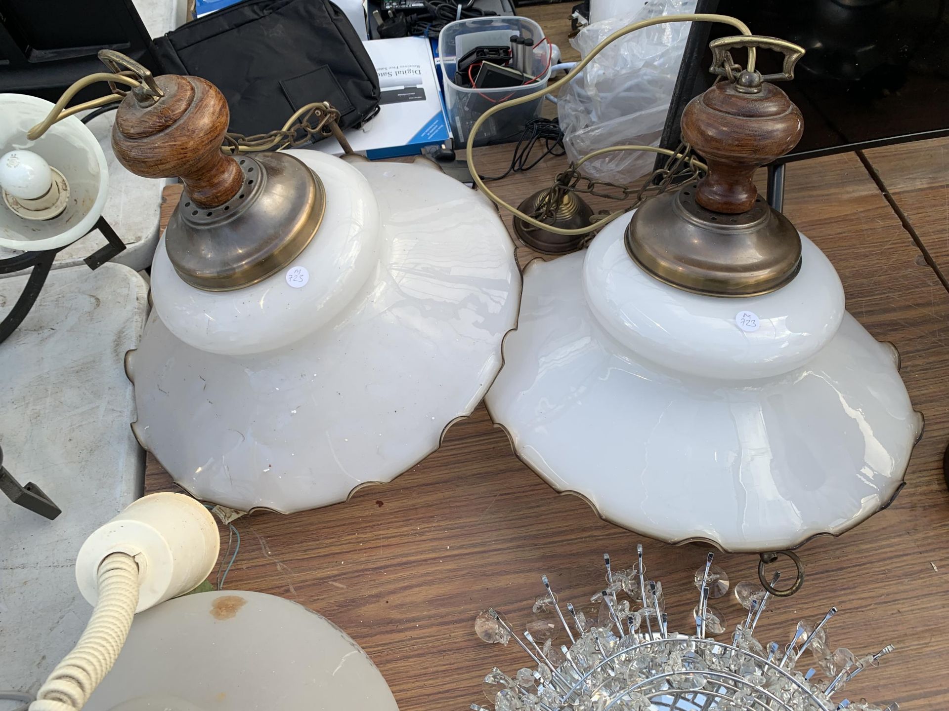 AN ASSORTMENT OF LIGHT FITTINGS AND LAMPS - Image 2 of 4