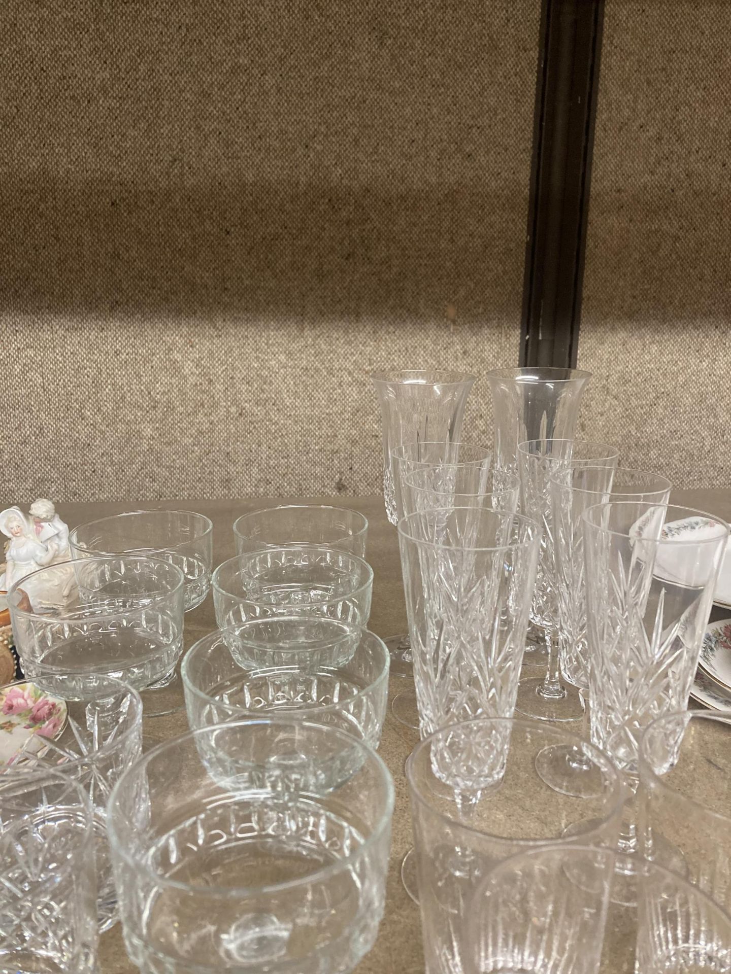 A QUANTITY OF GLASSWARE TO INCLUDE TUMBLERS, WINE GLASSES, SHERRY GLASSES, ETC., - Bild 2 aus 3