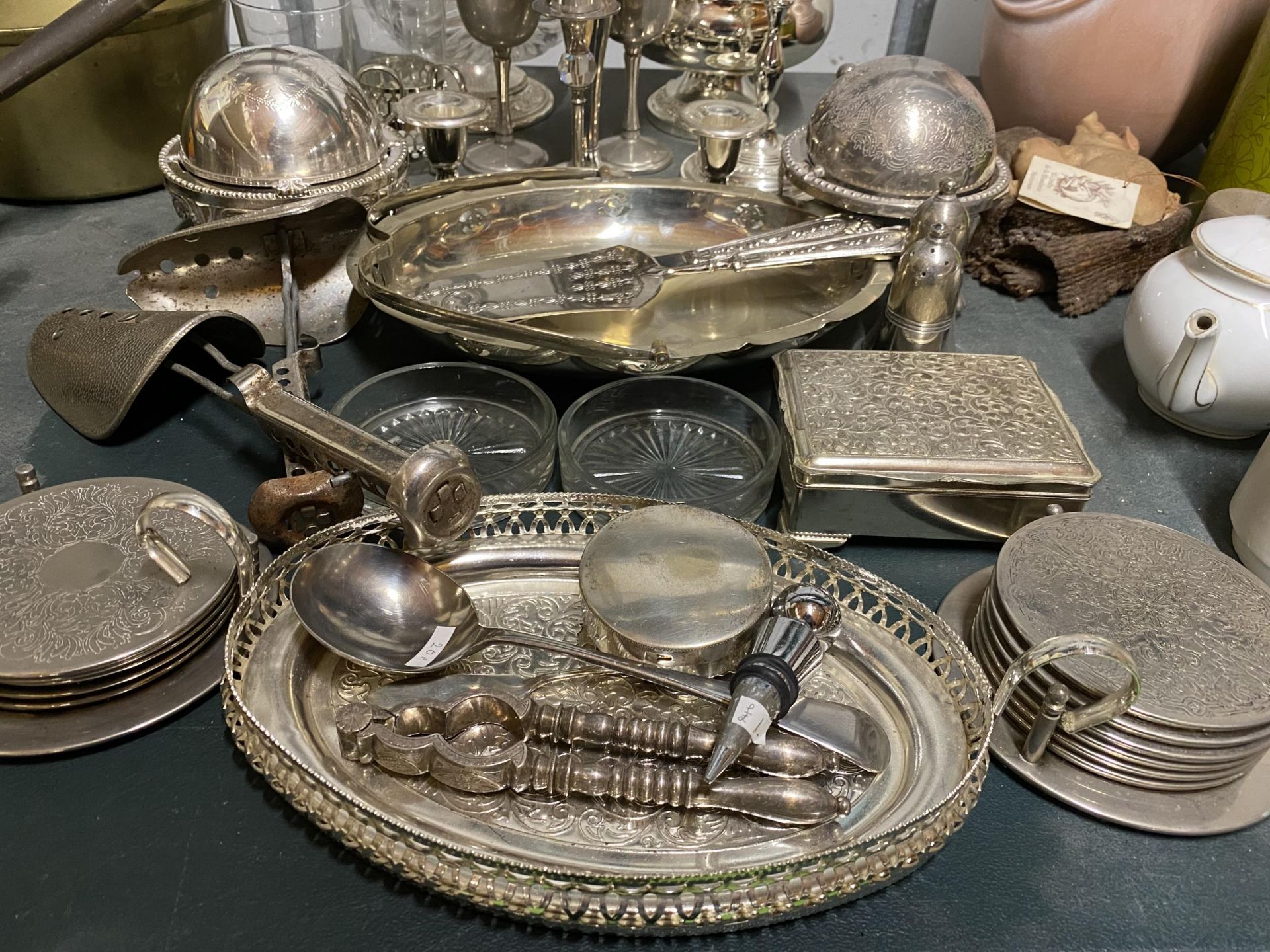 A LARGE QUANTITY OF SILVER PLATED ITEMS TO INCLUDE TRAYS, ROSE BOWLS, GOBLETS, FLATWARE, - Bild 2 aus 2