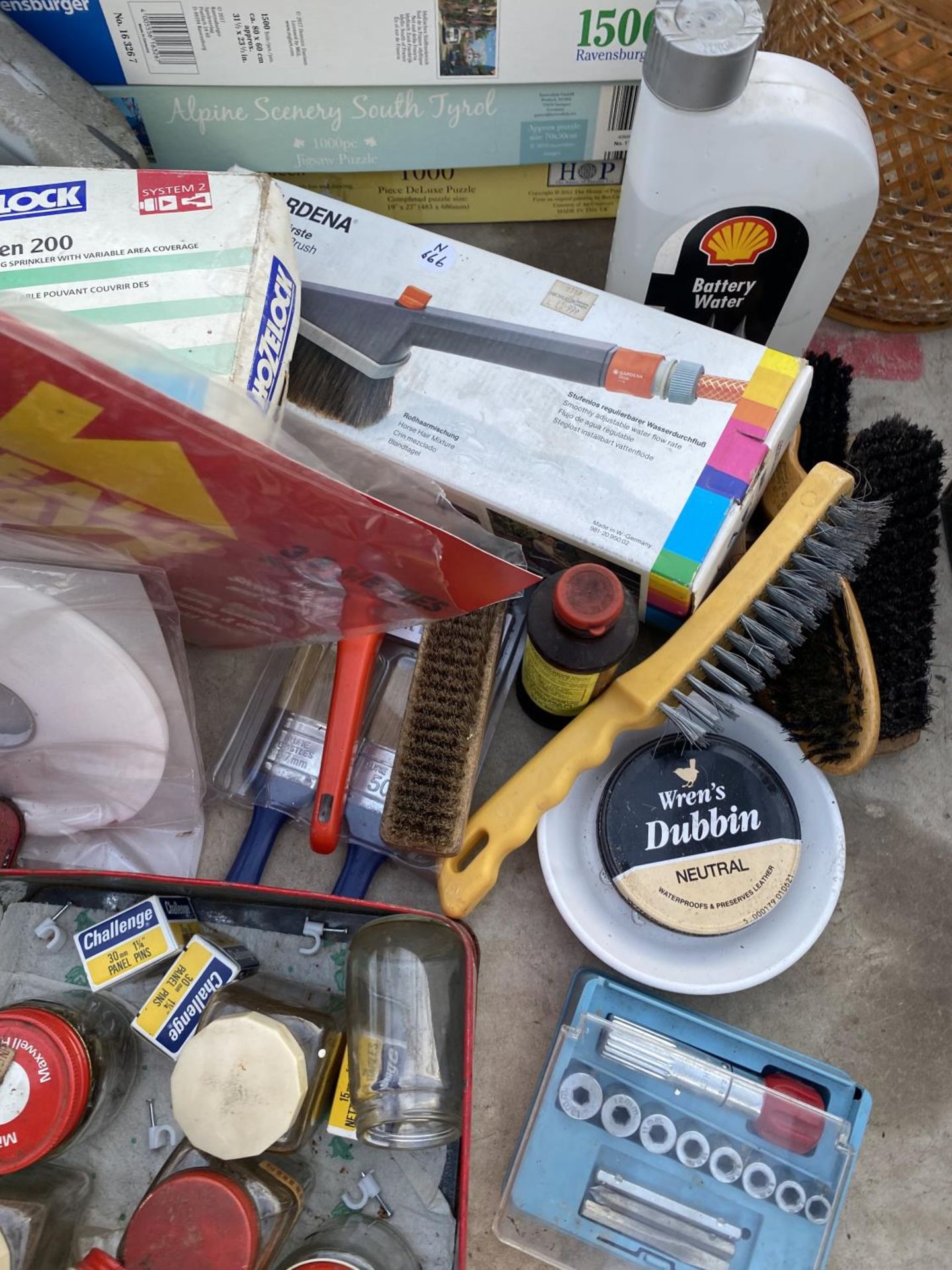 AN ASSORTMENT OF TOOLS AND HARDWARE TO INCLUDE NAILS, A HOSE PIPE BRUSH AND A SPRINKLER ETC - Bild 4 aus 4