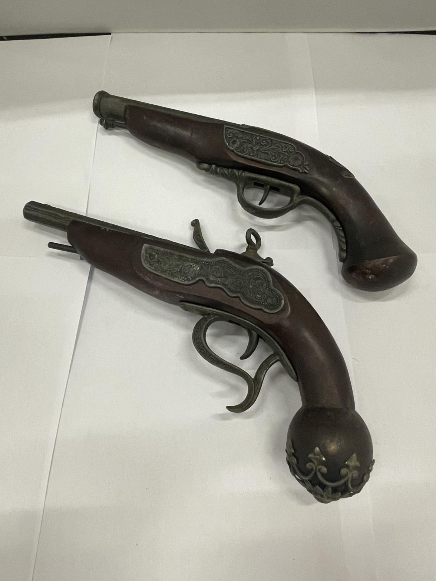 A PAIR OF DECORATIVE 'DUELING' PISTOLS