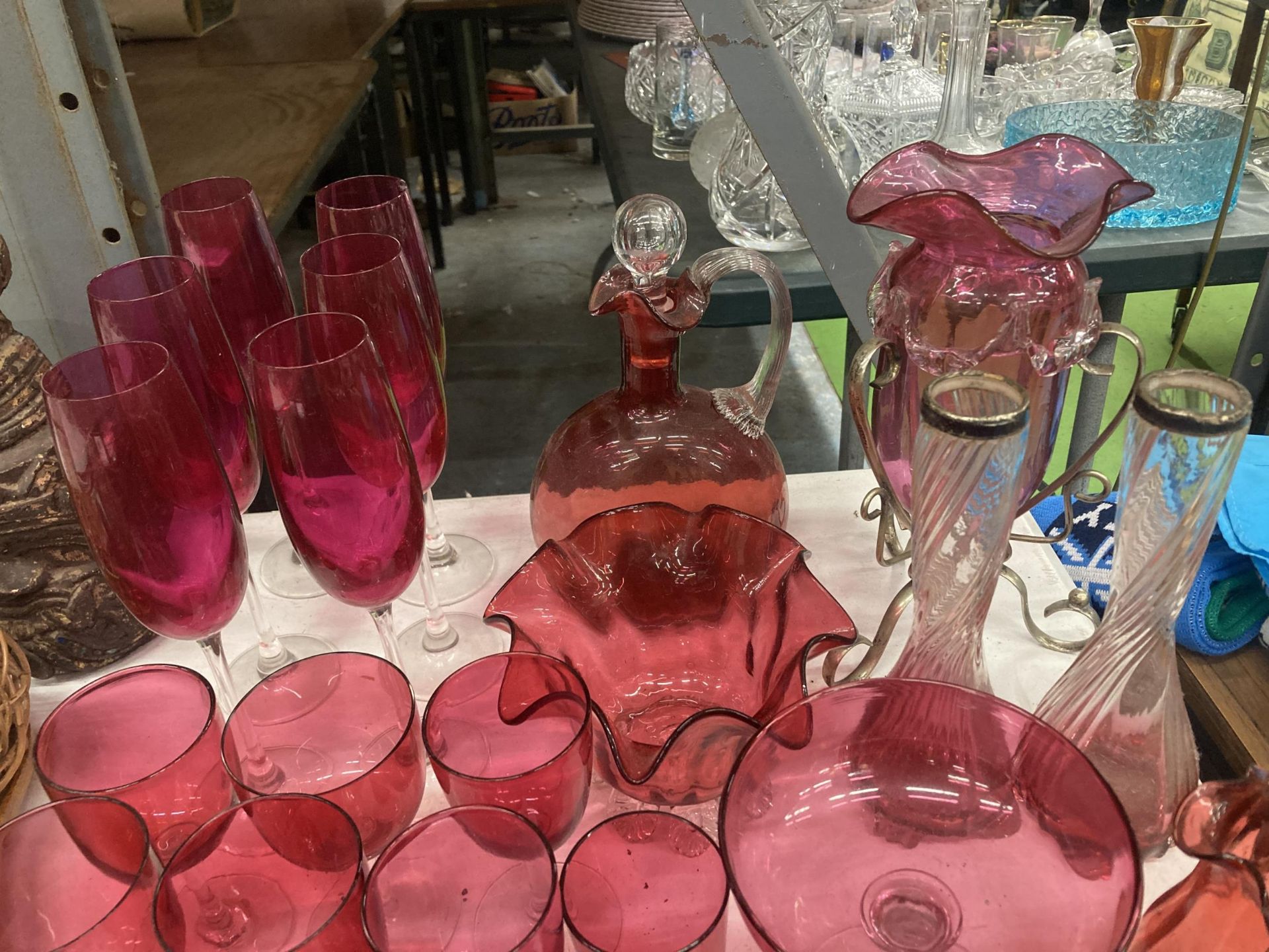 A LARGE QUANTITY OF CRANBERRY GLASS TO INCLUDE DRINKING GLASSES, VASES, JUGS, DECANTER, ETC., - Bild 2 aus 3
