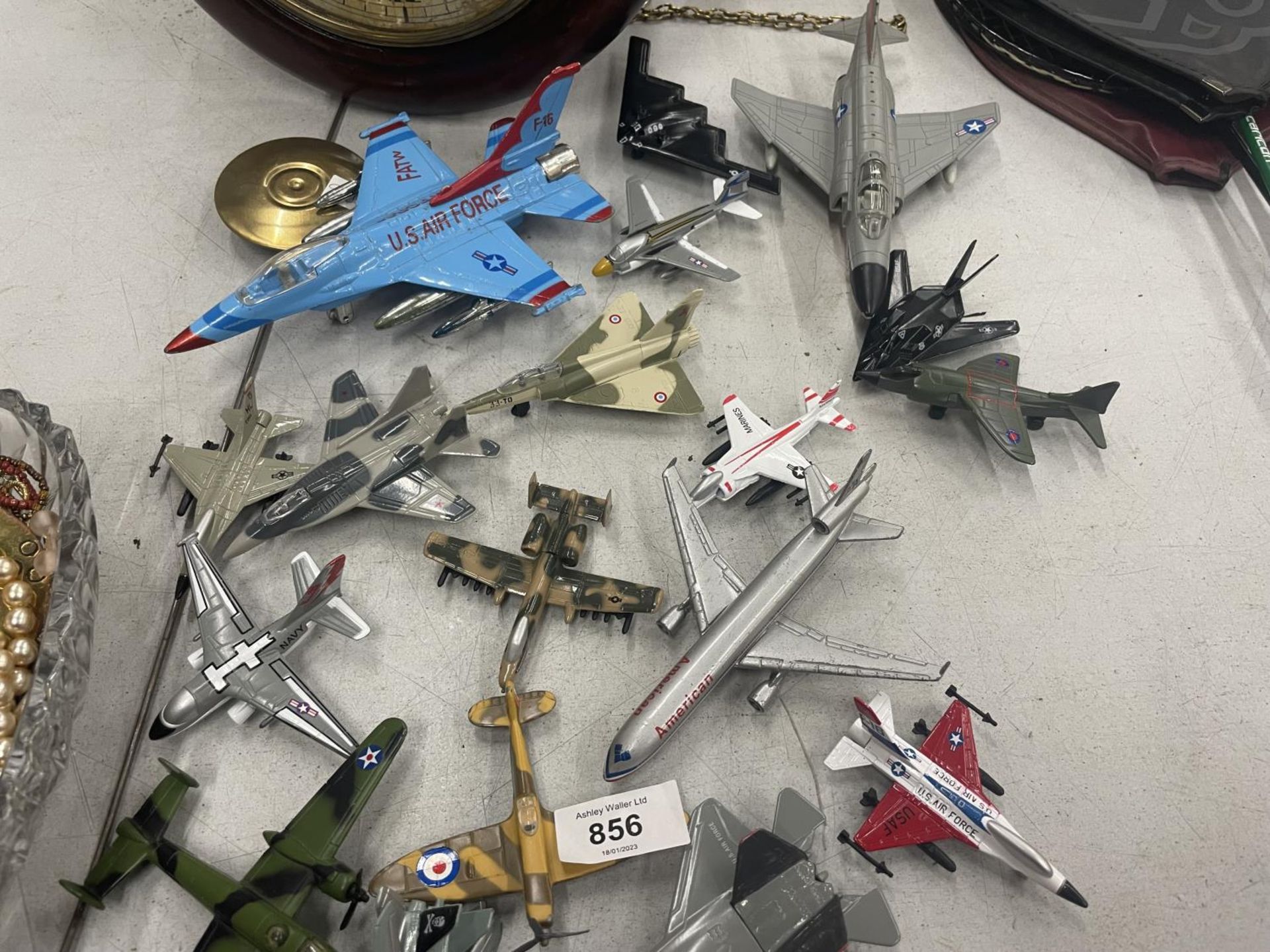 A COLLECTION OF DIECAST PLANES TO INCLUDE US AIR FORCE, AMERICAN AIRLINES, NAVY, ARMY, ETC., - Bild 3 aus 3