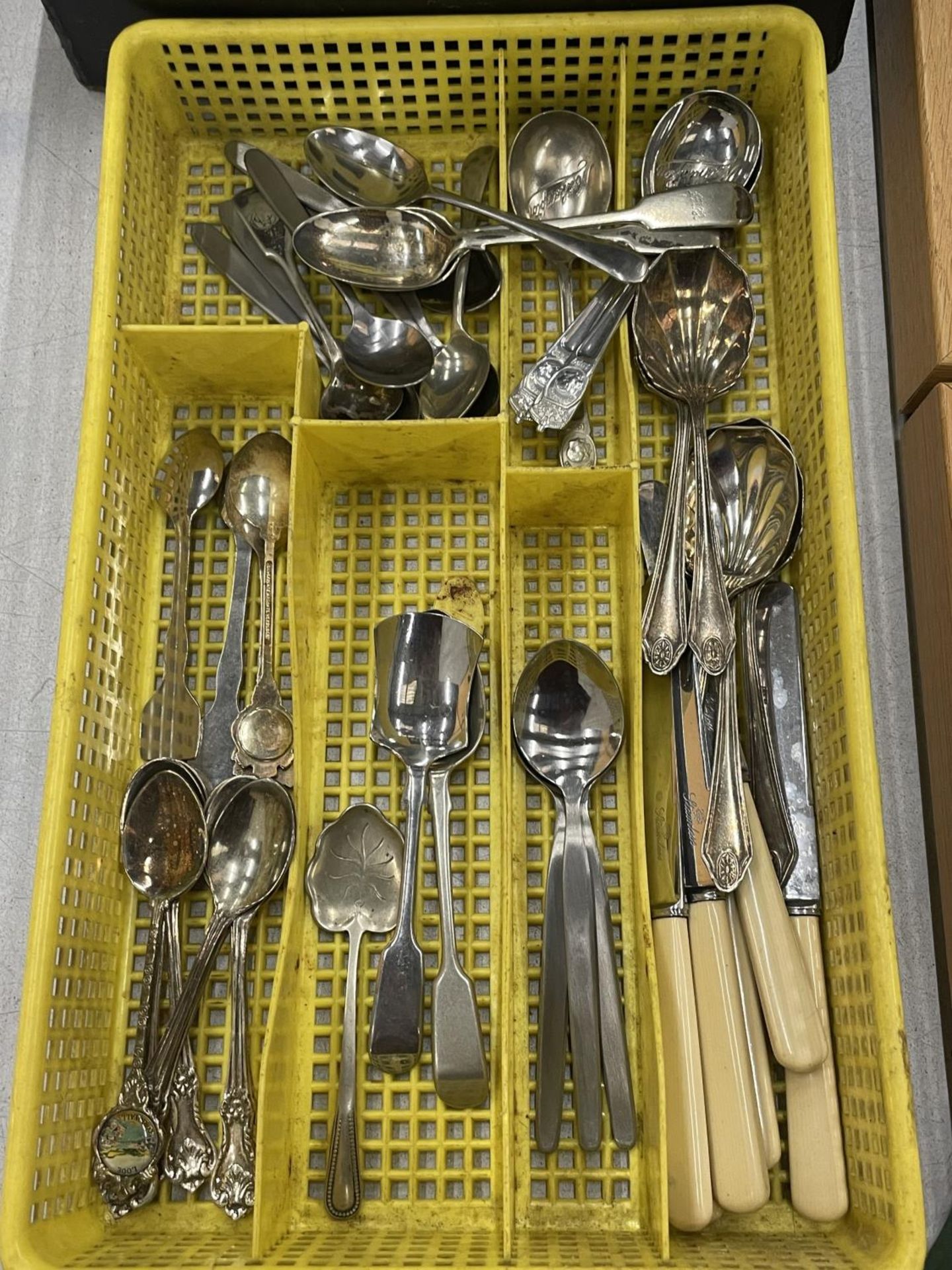 A LARGE QUANTITY OF VINTAGE FLATWARE TO INCLUDE KNIVES, FORKS, SPOONS, LADELS, ETC - Image 2 of 3