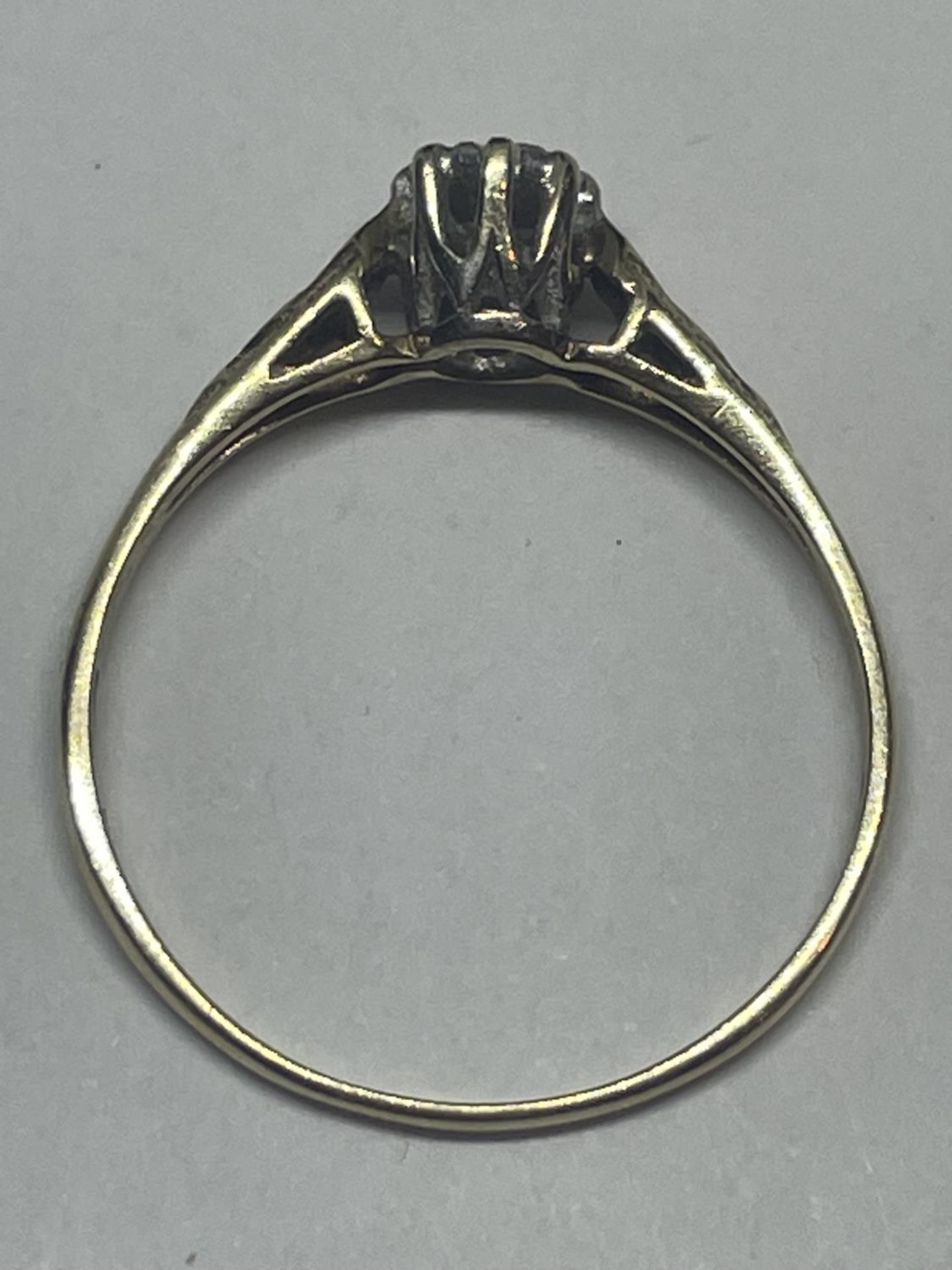 A 9 CARAT GOLD RING WITH A SOLITAIRE DIAMOND SIZE N/O - Image 3 of 3