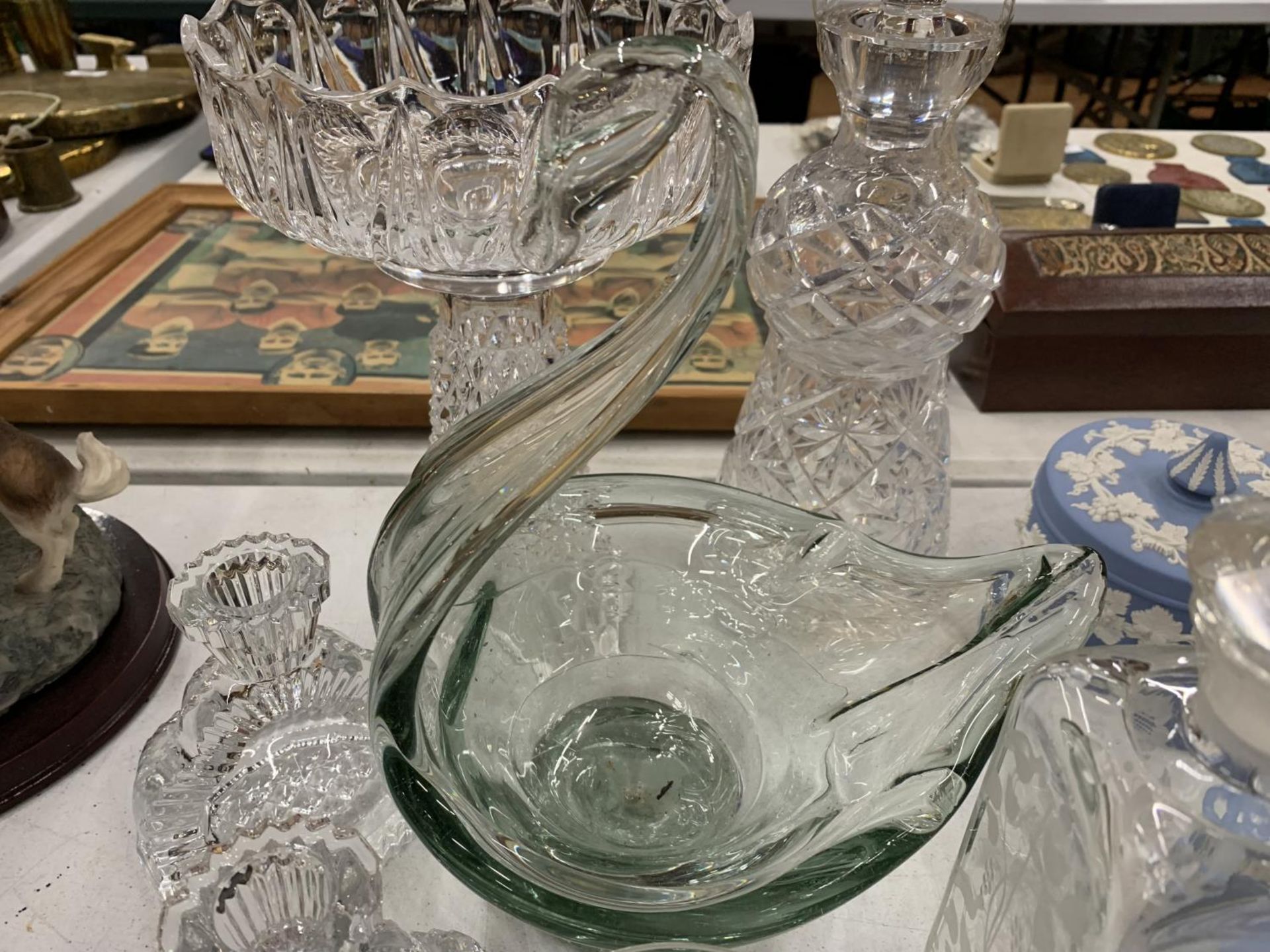 A QUANTITY OF GLASSWARE TO INCLUDE BOWLS, DECANTERS, BABYCHAM GLASSES, PAPERWEIGHTS, BOTTLES, ETC - Bild 3 aus 6