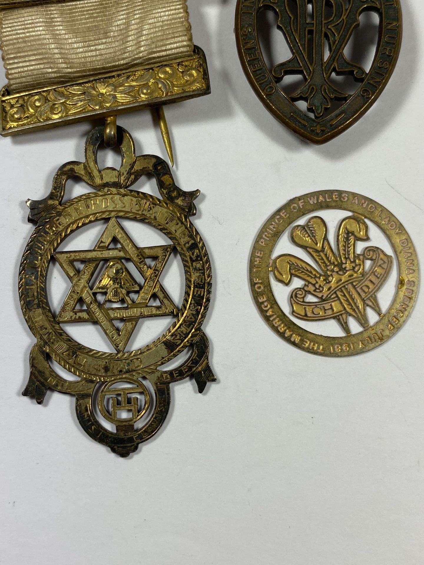 A GROUP OF THREE MEDALS TO INCLUDE A HALLMARKED SILVER GILT MASONIC EXAMPLE - Image 2 of 4