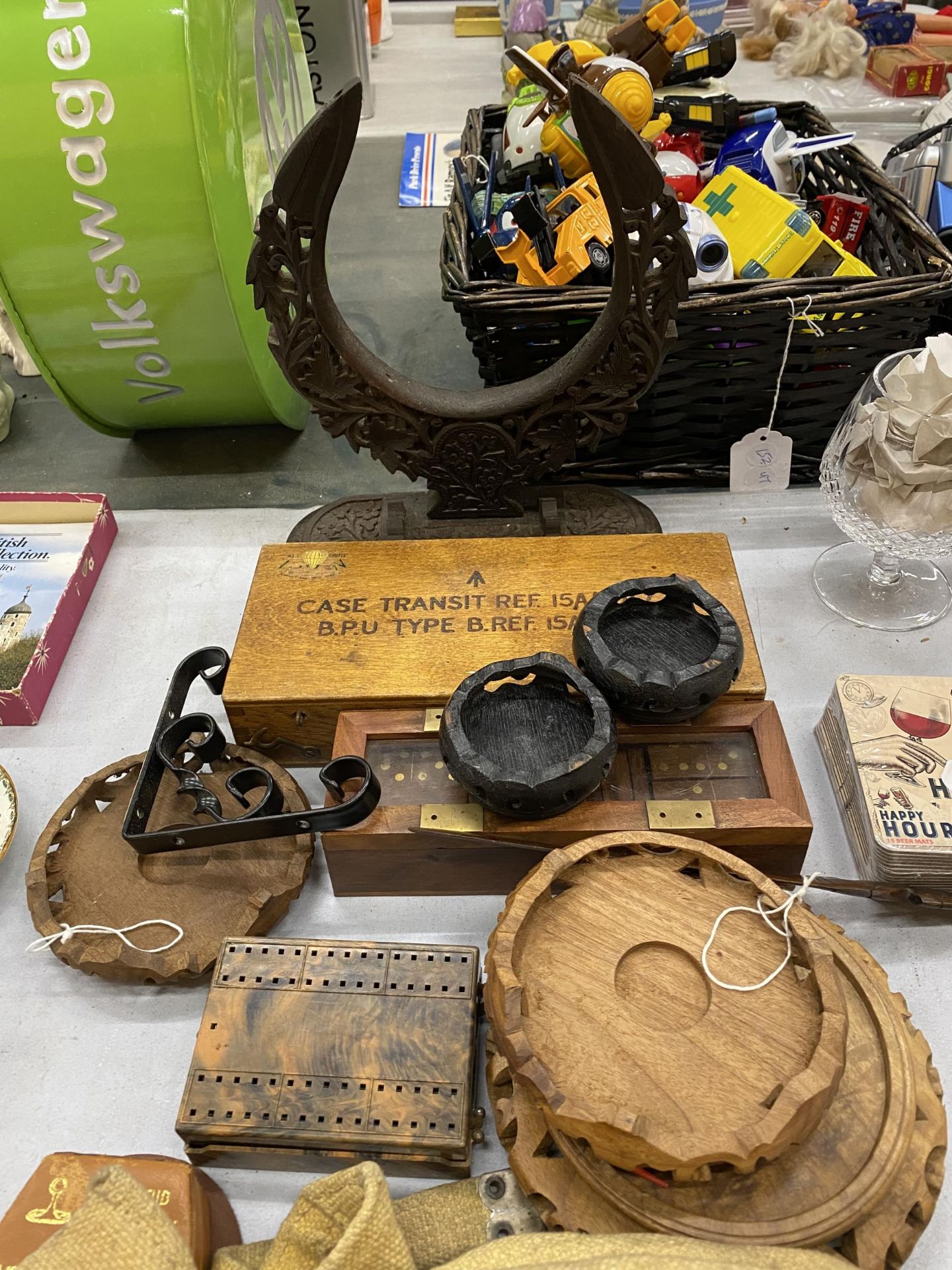 A QUANTITY OF TREEN ITEMS TO INCLUDE A CRIBBAGE BOARD, DOMINOES, MILITARY BOX, CARVEDORIENTAL - Image 2 of 3