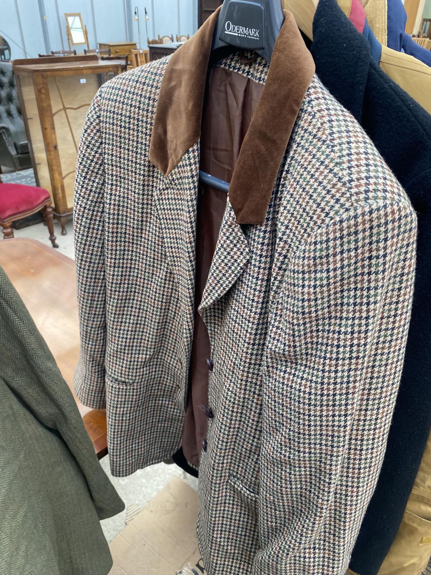 AN ASSORTMENT OF GENTS COATS TO INCLUDE TWEED JACKETS ETC - Image 6 of 9