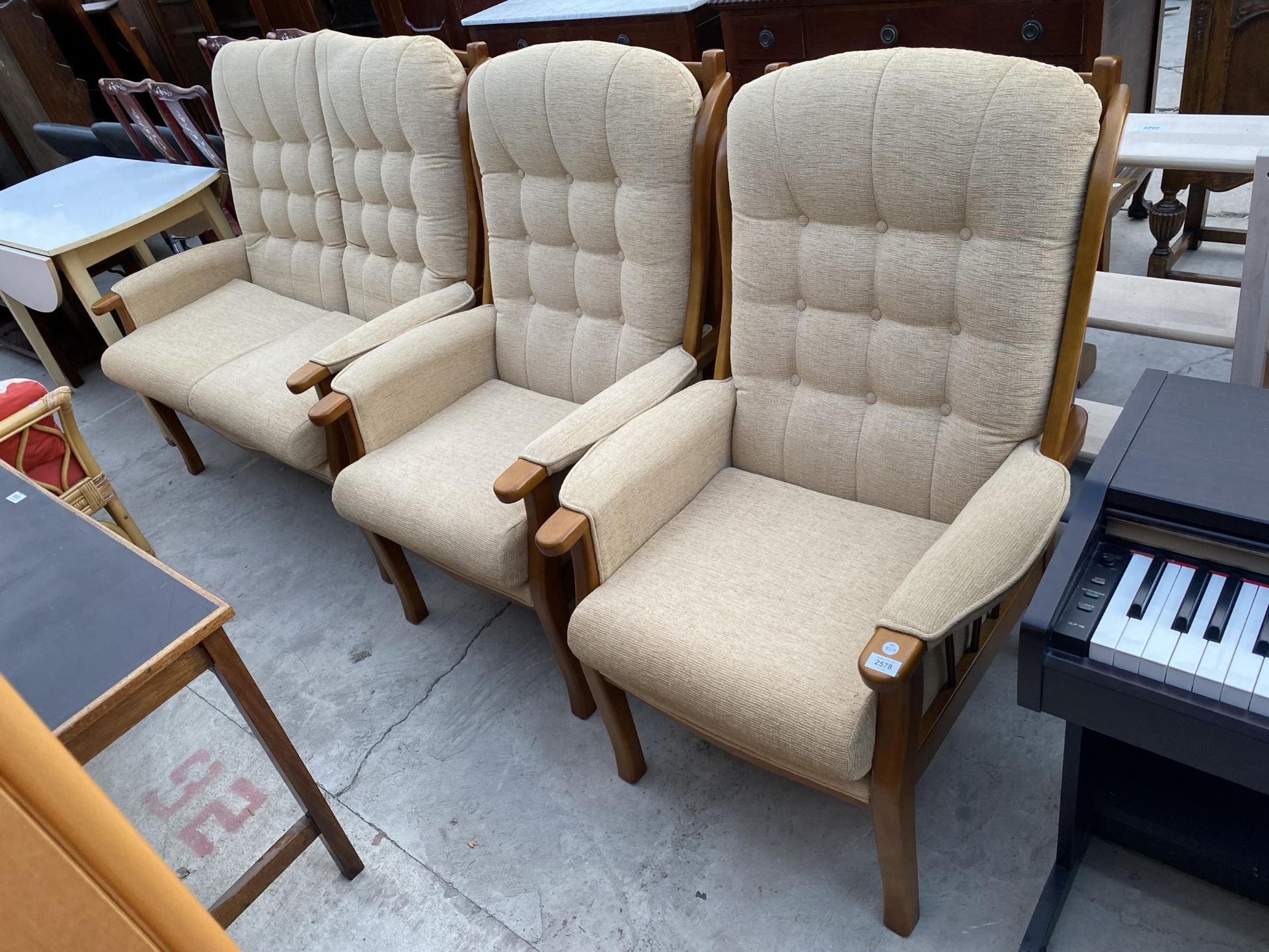 A MODERN BEECH FRAMED THREE PIECE LOUNGE SUITE WITH BUTTON-BACK