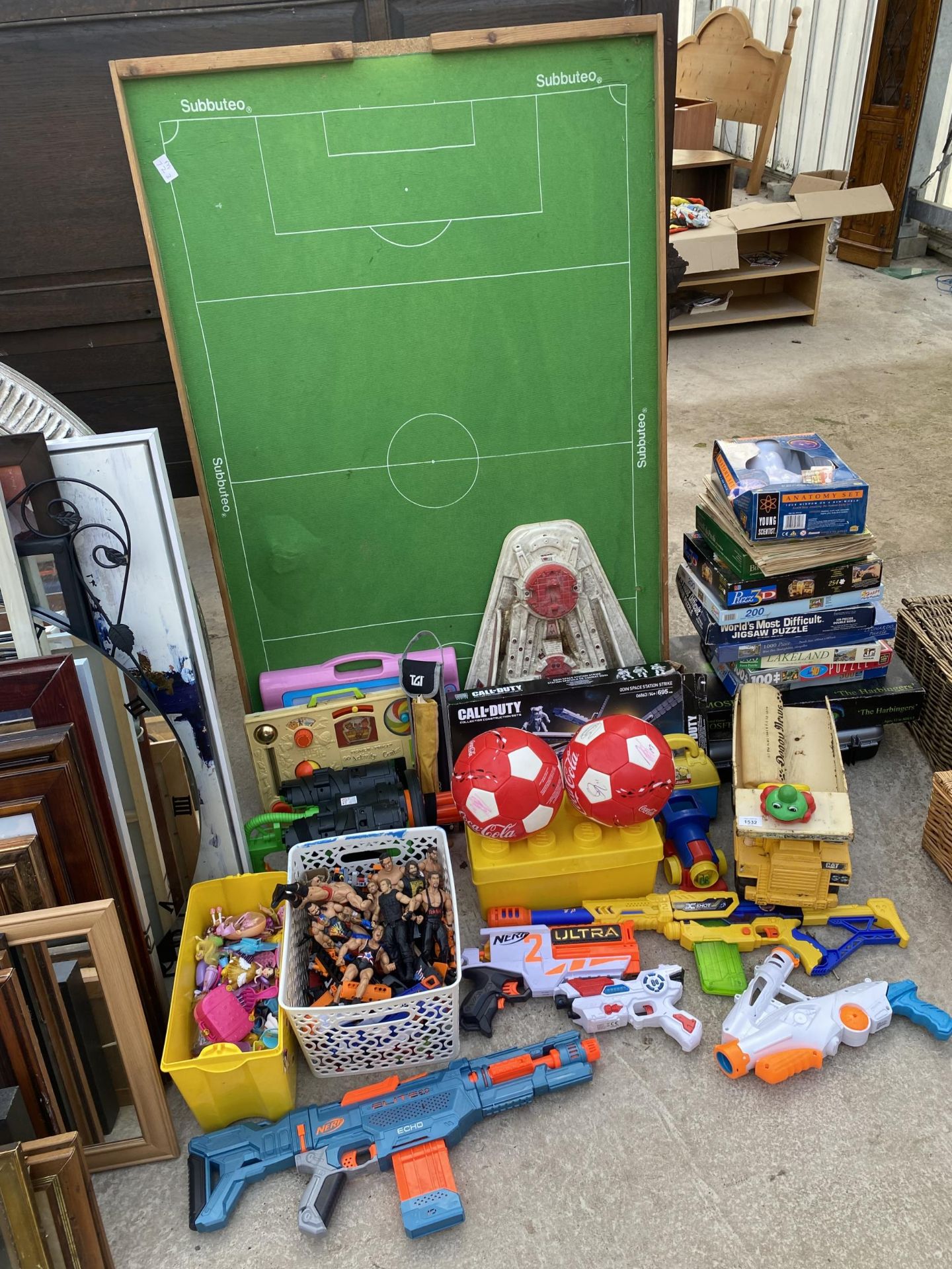 A LARGE ASSORTMENT OF TOYS TO INCLUDE WRESTLING FIGURES, NERF GUNS AND A DUMPER TRUCK ETC