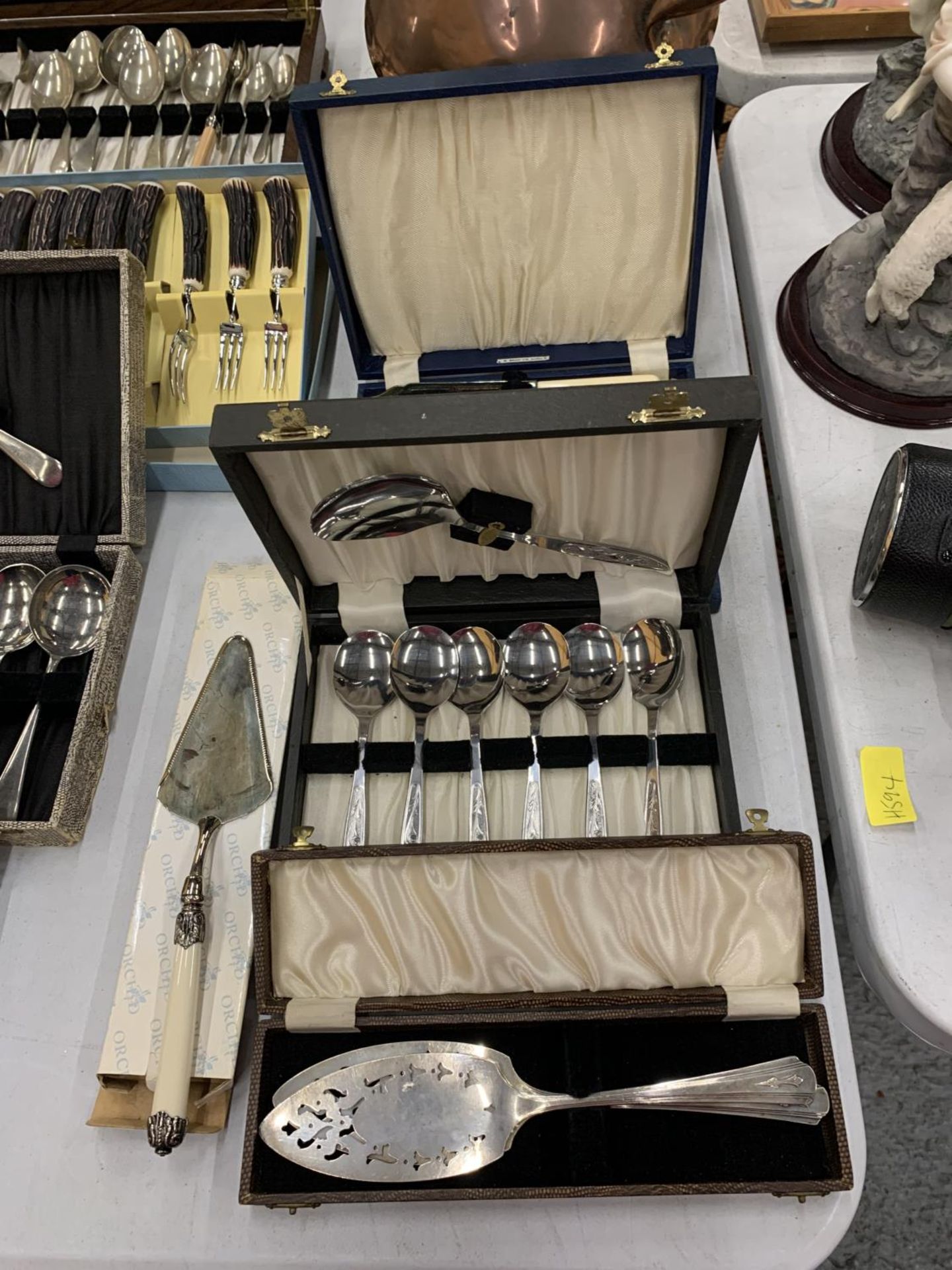 A QUANTITY OF VINTAGE BOXED FLATWARE TO INCLUDE W WRIGHT LIMITED KNIVES AND FORKS, A SPOON SET,