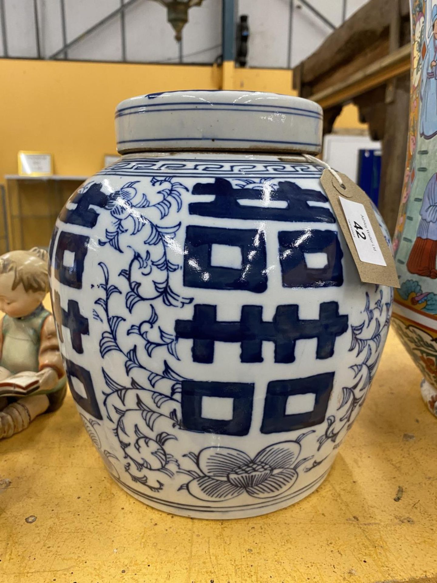 A LARGE CHINESE BLUE & WHITE OVOID FORM MARRIAGE / GINGER JAR, UNMARKED TO BASE, HEIGHT 26CM