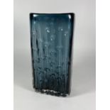 A WHITEFRIARS BAMBOO PATTERN GLASS VASE, PONTIL MARK TO BASE, HEIGHT 21CM
