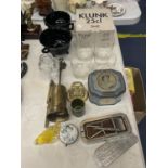 A MIXED LOT TO INCLUDE A VINTAGE RAZOR, TUMBLER GLASSES, BLACK GLASS BOWLS, BRASS ITEMS, ETC