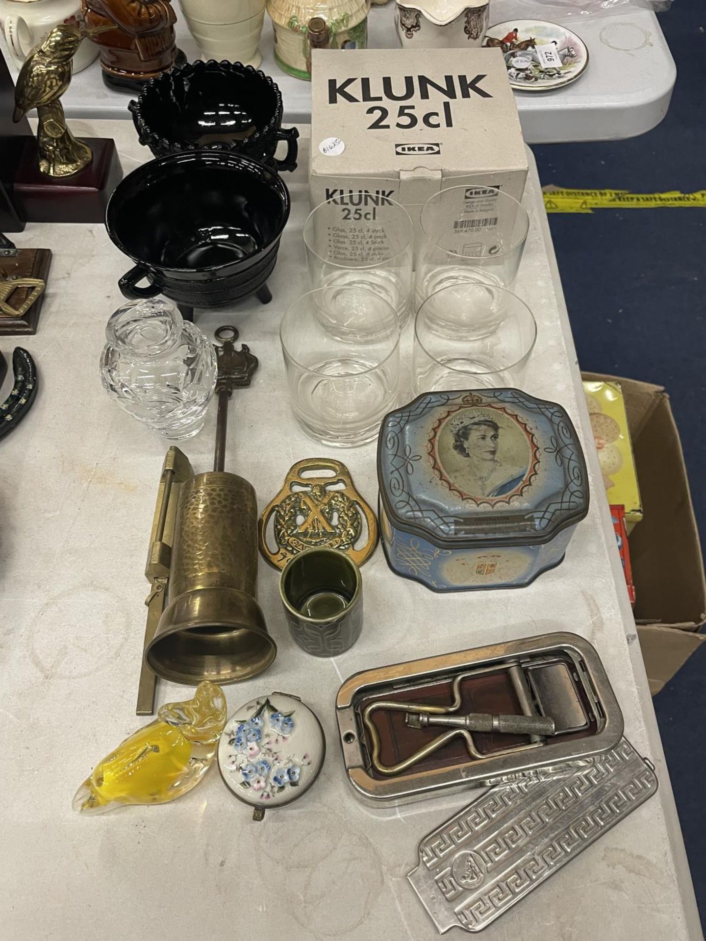 A MIXED LOT TO INCLUDE A VINTAGE RAZOR, TUMBLER GLASSES, BLACK GLASS BOWLS, BRASS ITEMS, ETC