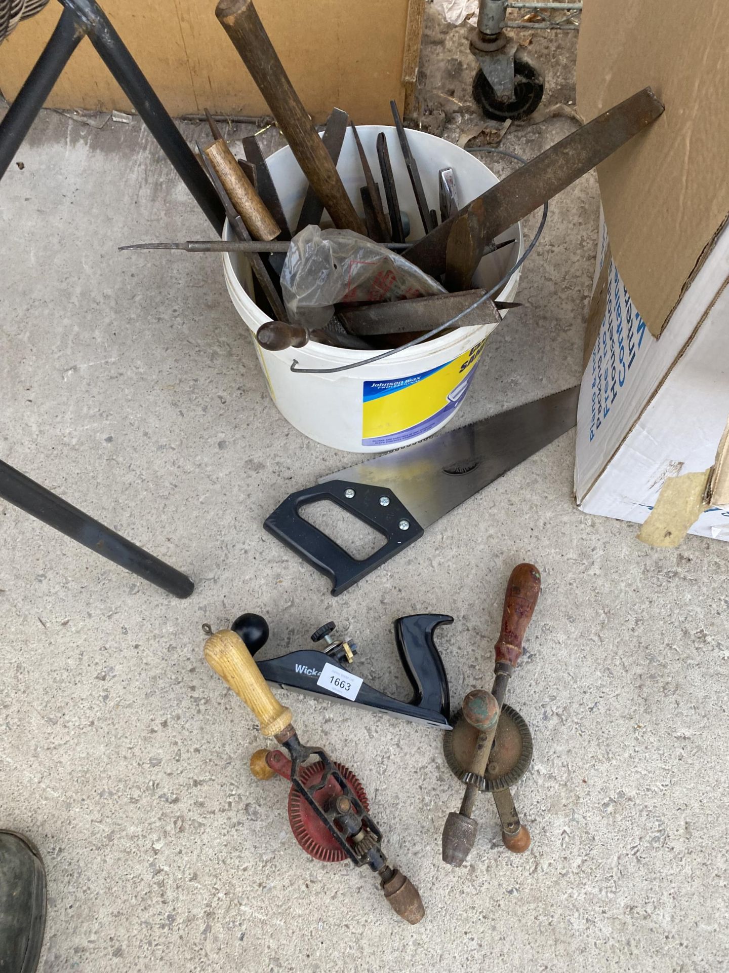 AN ASSORTMENT OF TOOLS TO INCLUDE FILES, BRACE DRILLS AND A WOOD PLANE ETC
