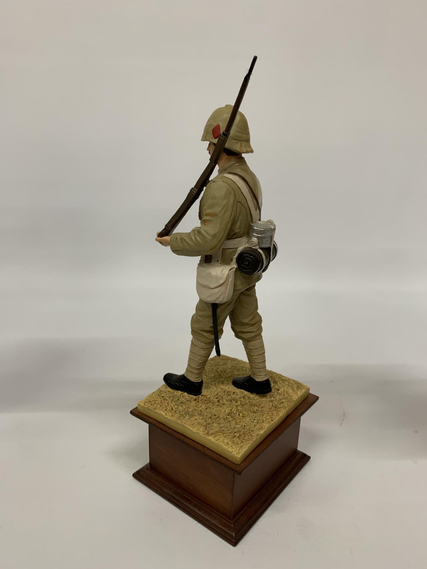 A DANBURY MINT MODEL OF A BOER WAR SOLDIER ON A WOODEN PLINTH HEIGHT 31CM - Image 4 of 6