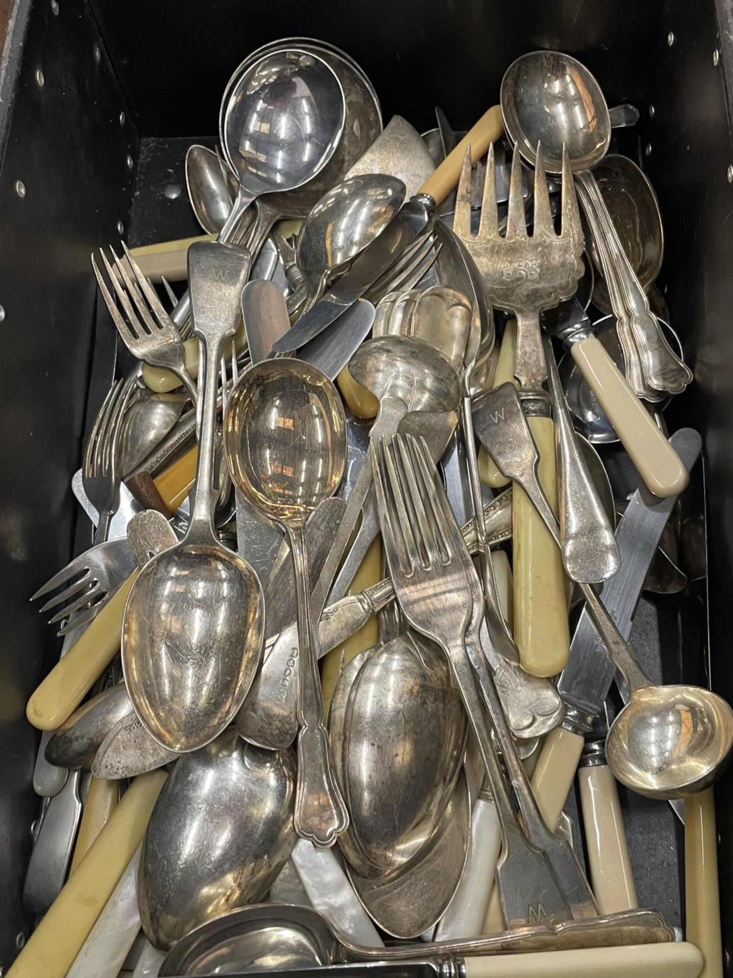 A LARGE QUANTITY OF VINTAGE FLATWARE TO INCLUDE KNIVES, FORKS, SPOONS, LADELS, ETC - Image 3 of 3