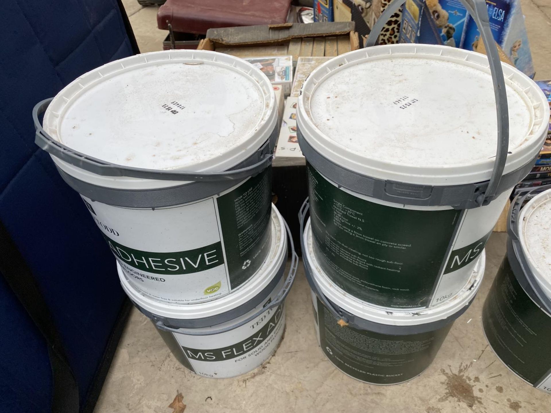 FIVE TUBS OF FLEX ADHESIVE AND A TUB OF WHITE PAINT - Image 4 of 4