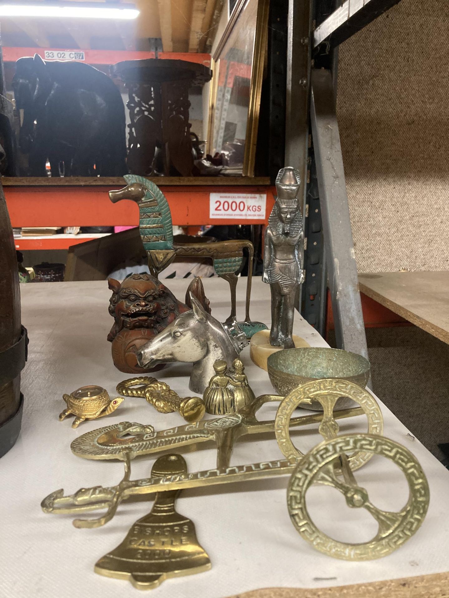 A QUANTITY OF BRASSWARE TO INCLUDE FIGURES, BELL PLAQUE, BOWL, HORSE LIGHTER ETC.,
