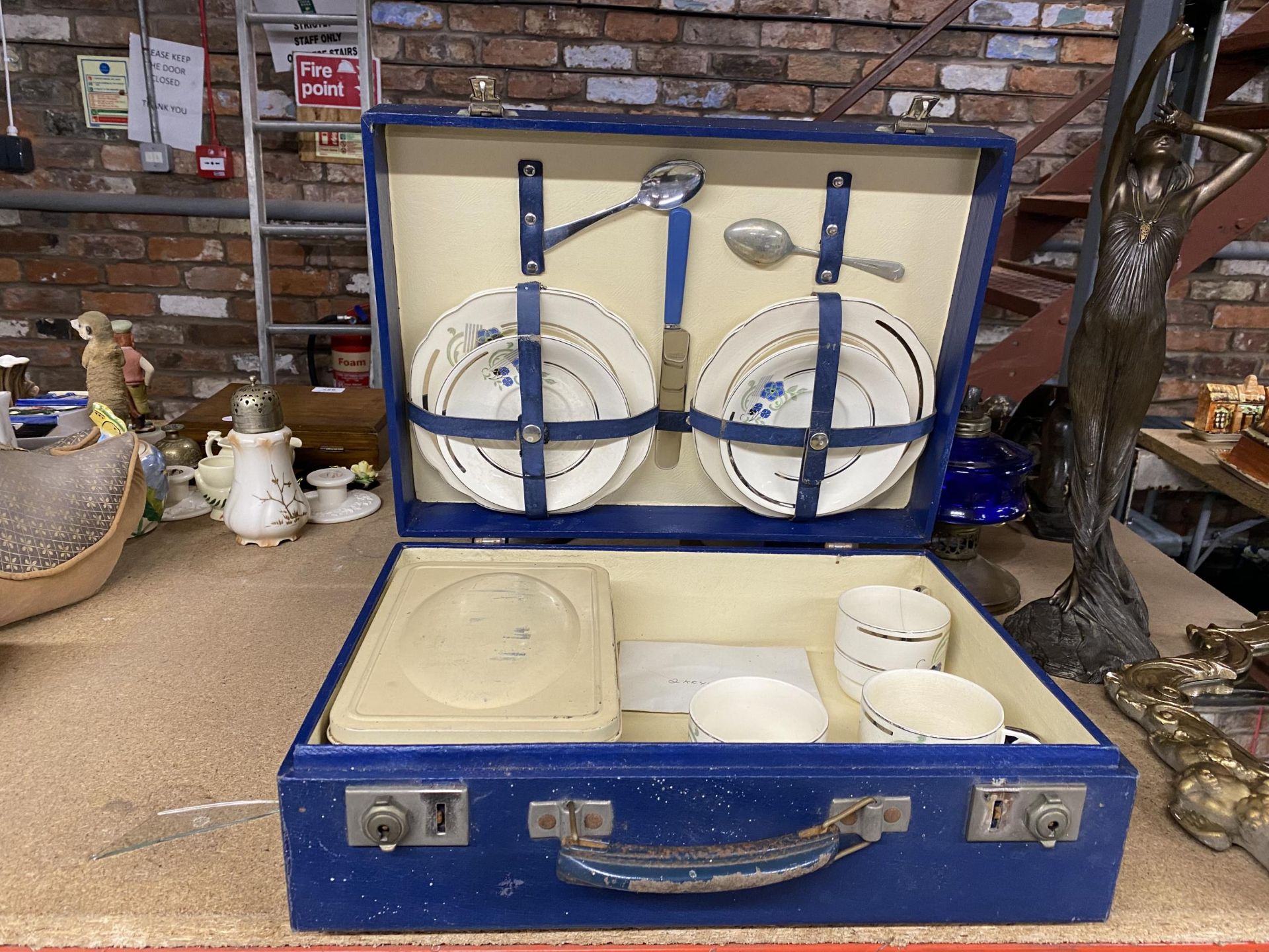 A VINTAGE PICNIC HAMPER WITH BREXTON ACCESSORIES TO INCLUDE CUPS, PLATES, A TIN SANDWICH BOX IN A