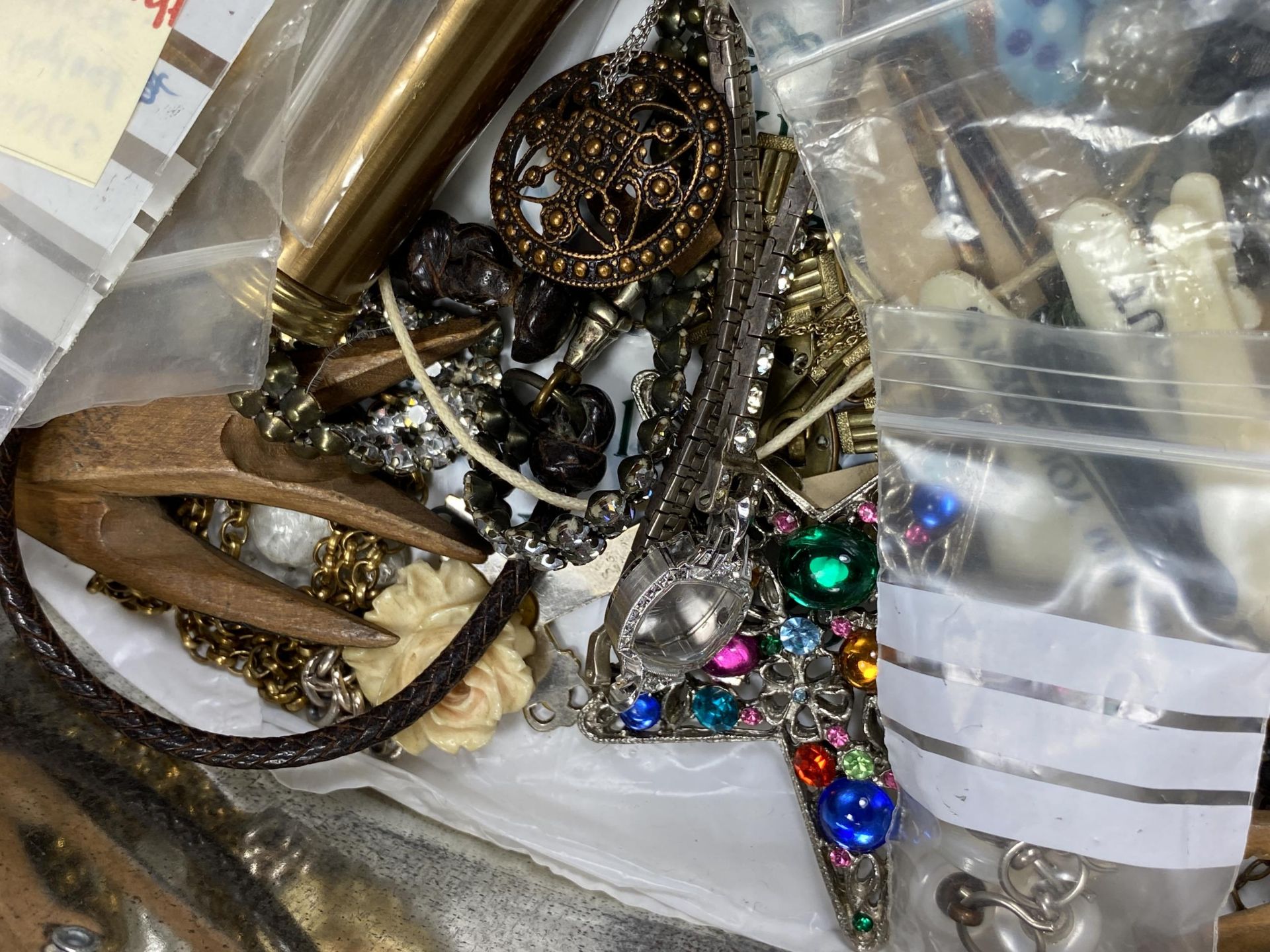 A TIN OF ASSORTED VINTAGE COSTUME JEWELLERY, BROOCHES, BUTTERFLY TIN, NECKLACES ETC - Image 2 of 4